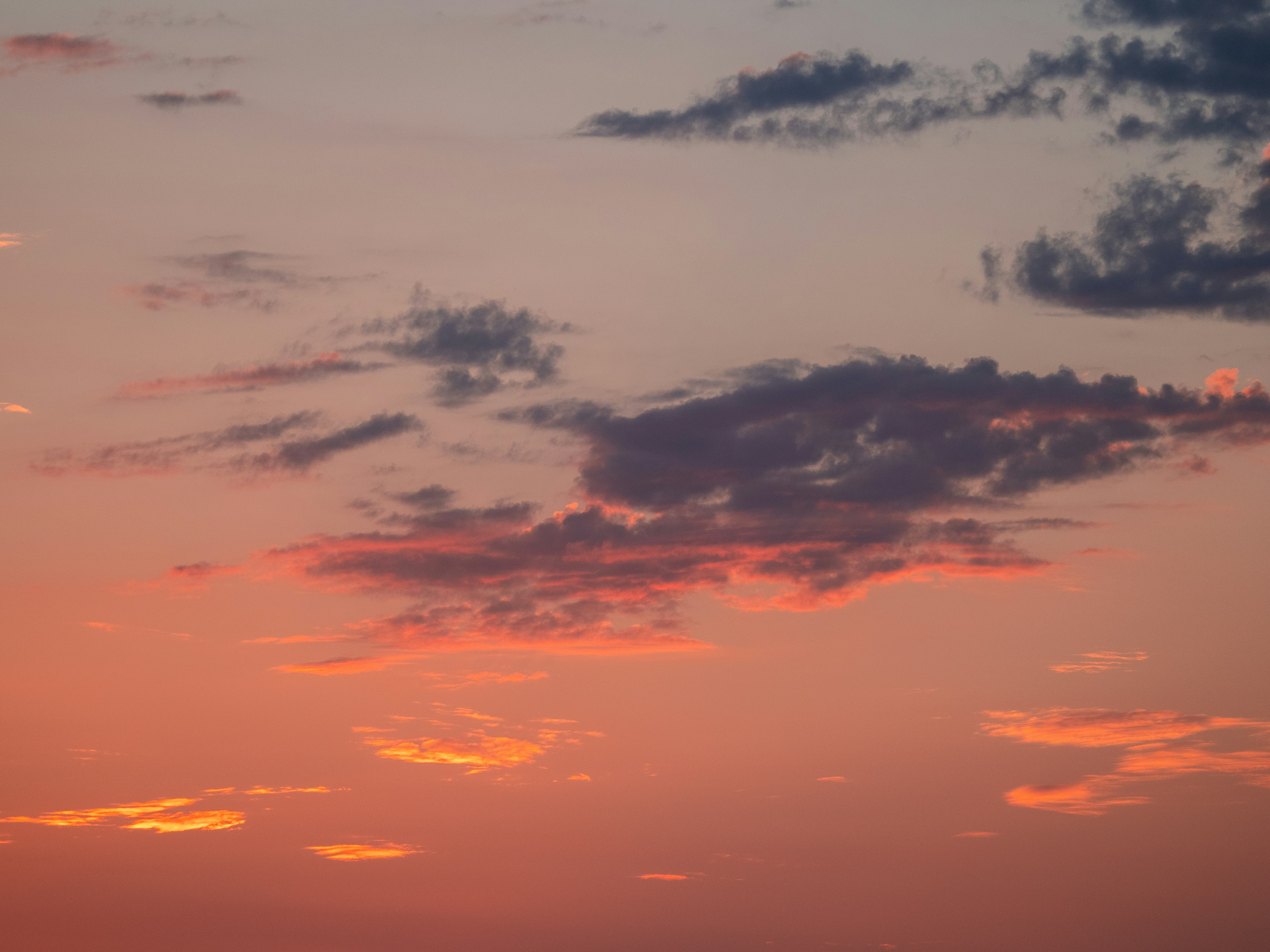 Ein lebendiger Sonnenuntergangshimmel mit bunten Wolken.