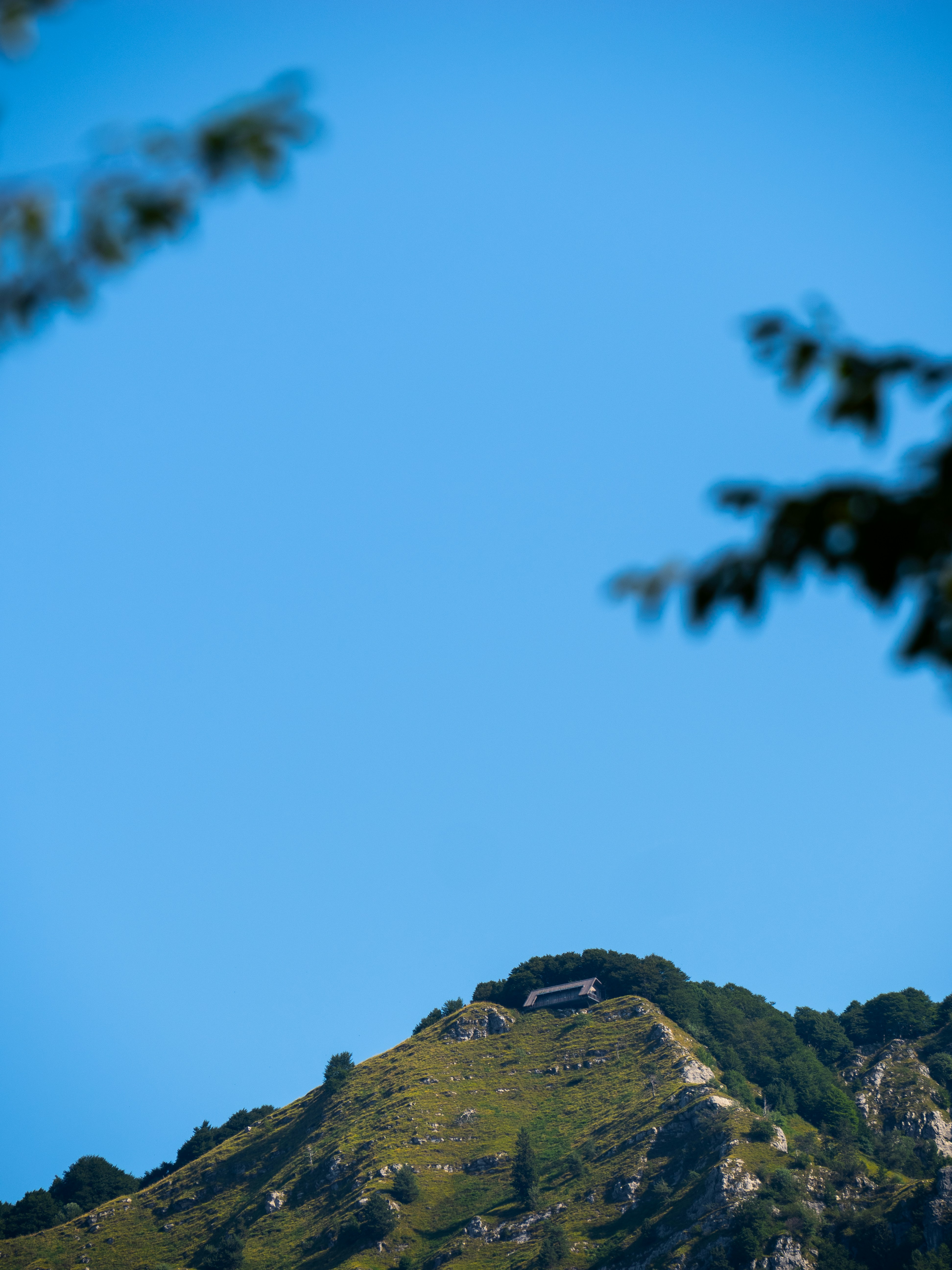 Auf einem Berggipfel unter klarem blauen Himmel bauen.