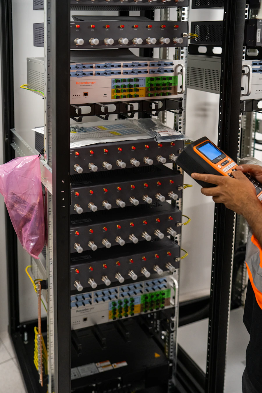 Technicien travaillant sur un rack de serveurs