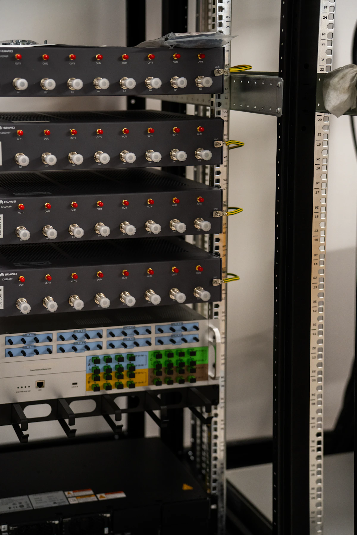 Equipamentos instalados em rack de data center para processamento de inteligência artificial