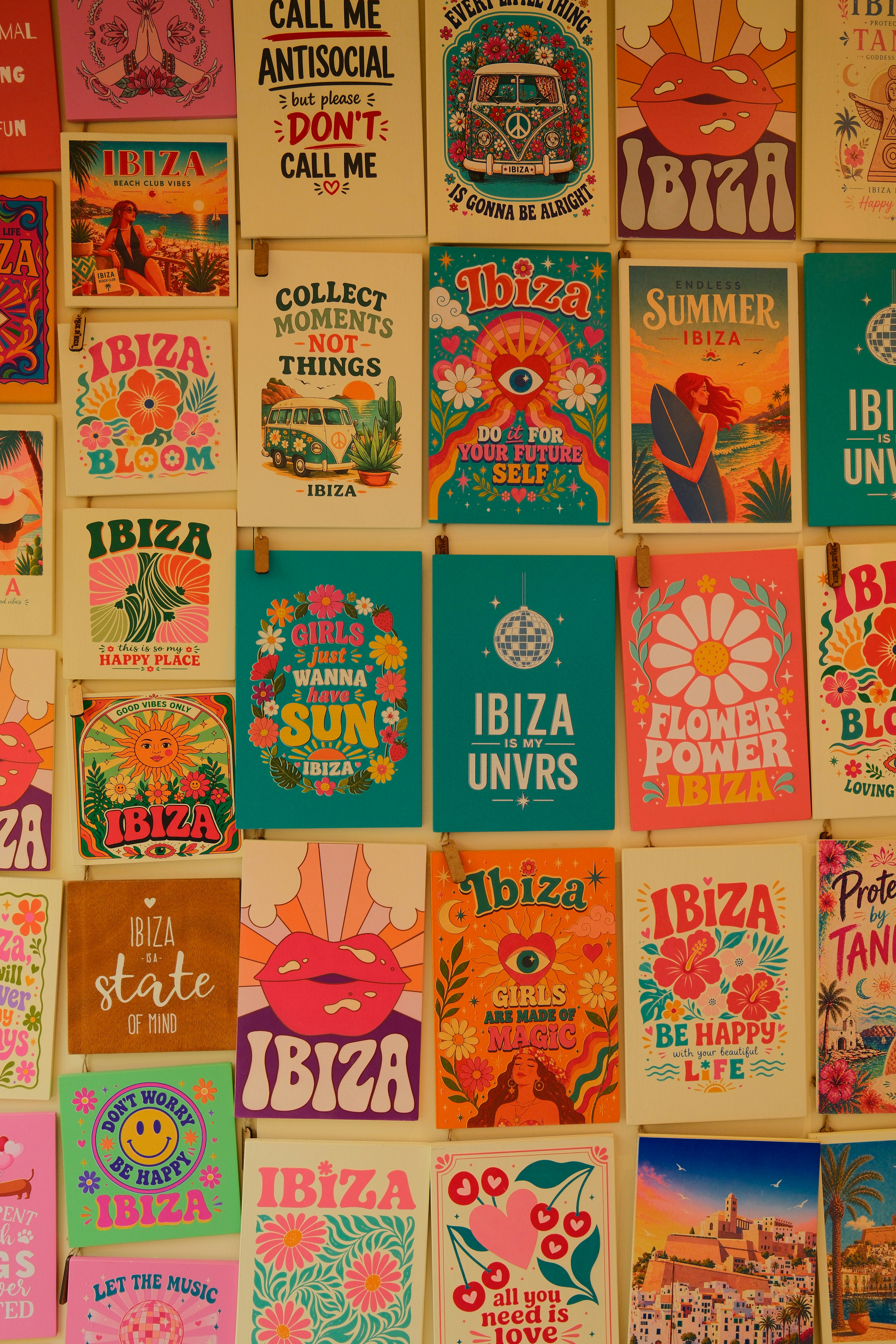 Poster colorati e in stile retrò di Ibiza e cartoline ricoprono una parete