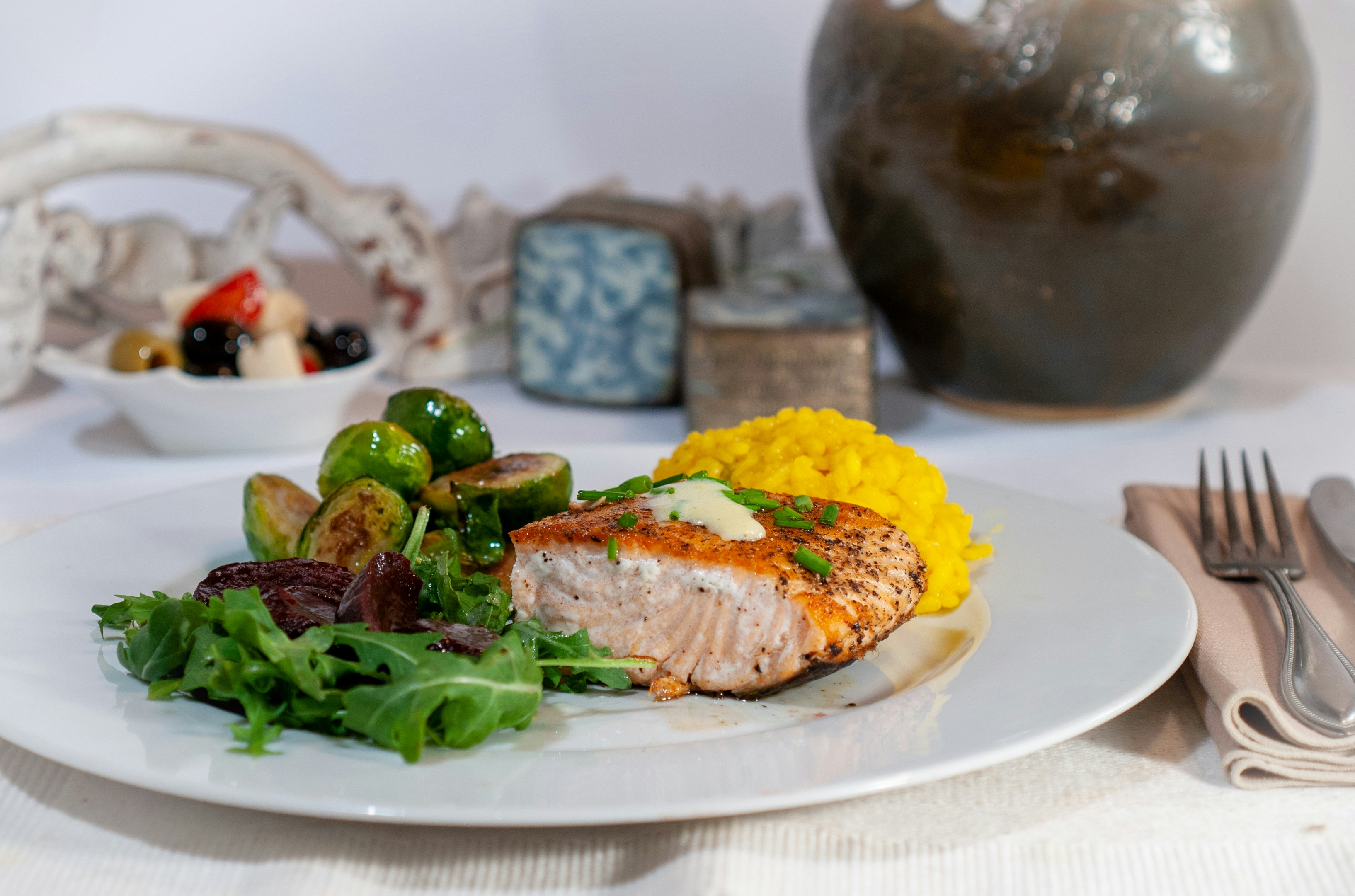 Gegrillter Lachs, gelber Reis, geröstete Rosenkohl und frisches Gemüse.