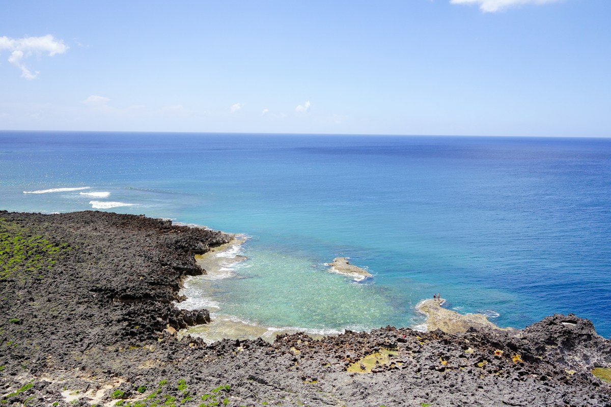 沖繩中部的岩岸海景與清澈藍海