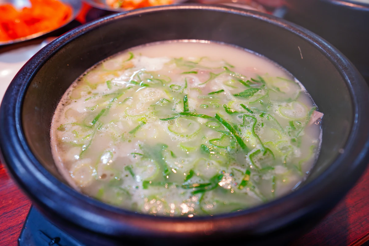 Dwaeji Gukbap canh thit heo Han Quoc boc hoi nghiem khoi
