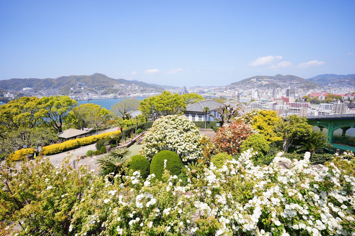 長崎港灣全景，前景是花園、遠處是海灣與市區