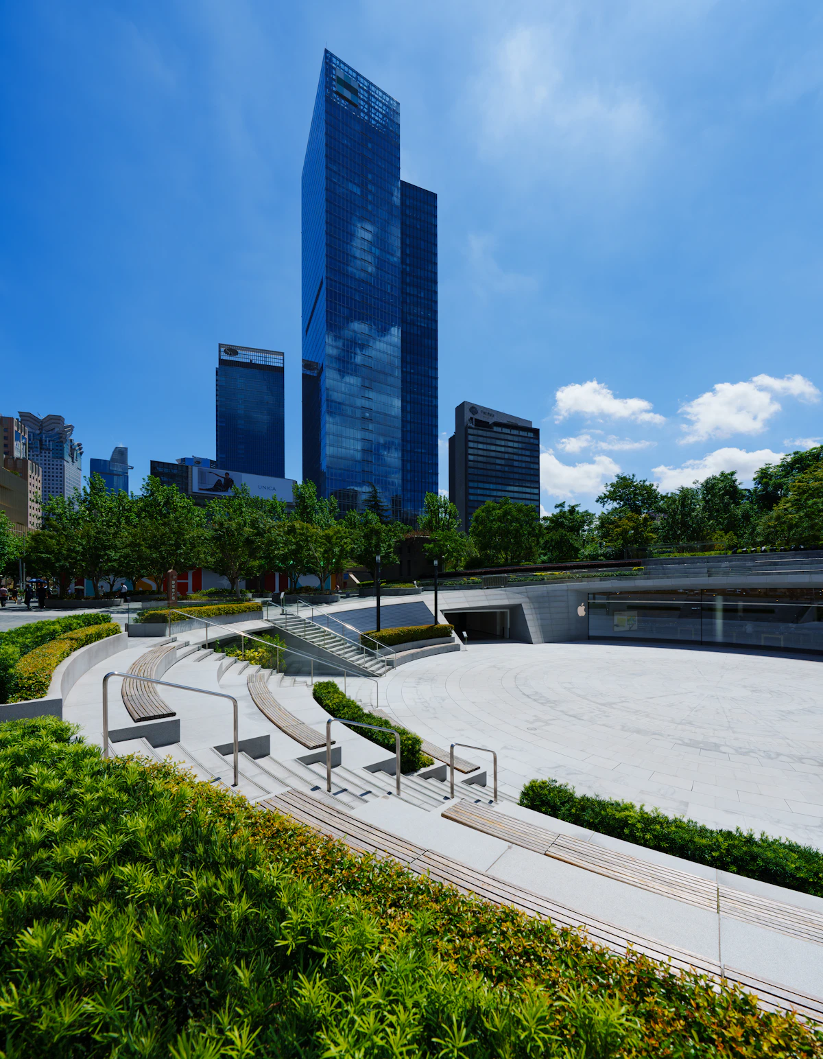 Praça urbana com paisagismo e infraestrutura