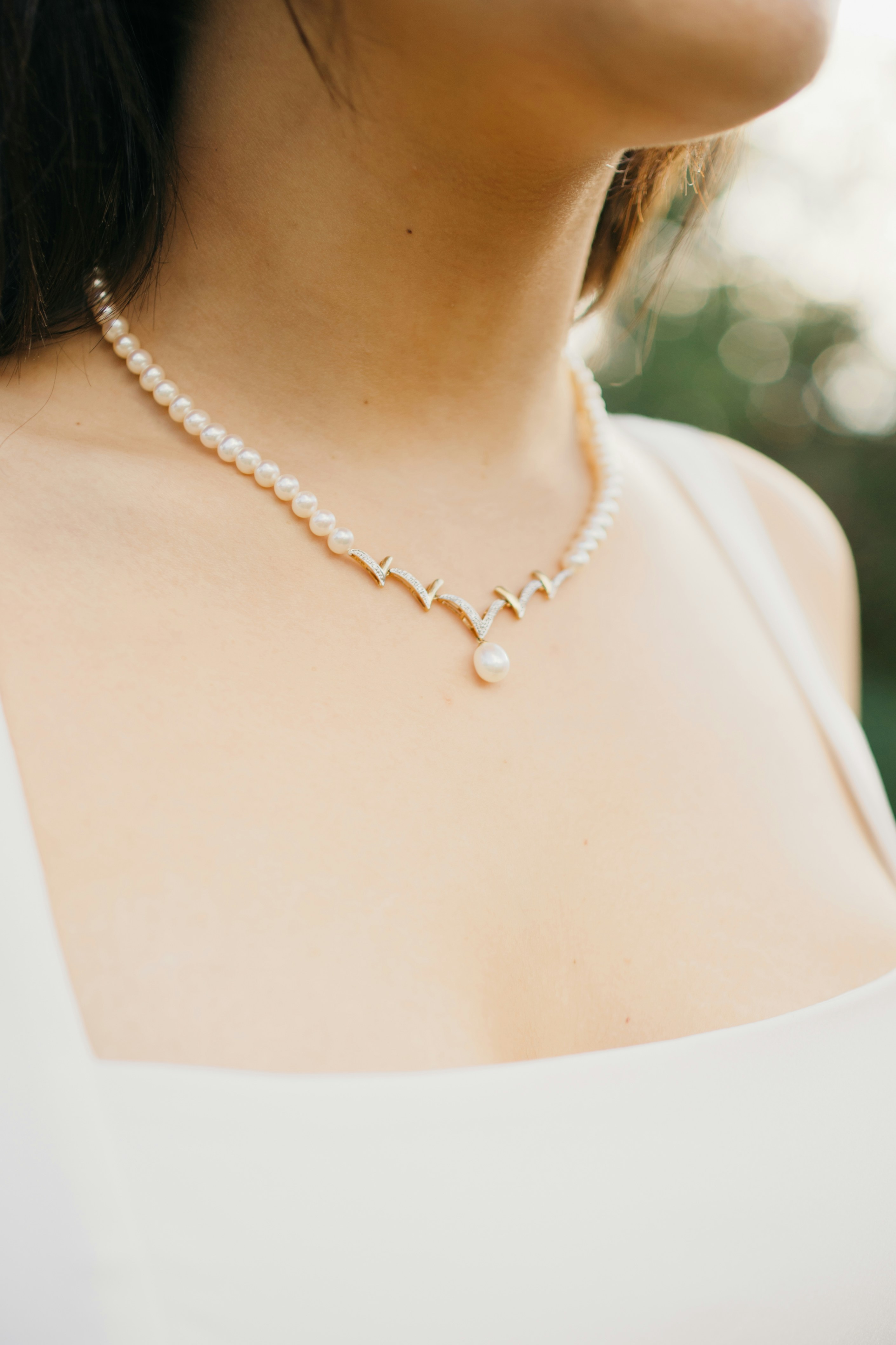Kalung mutiara elegan di leher wanita