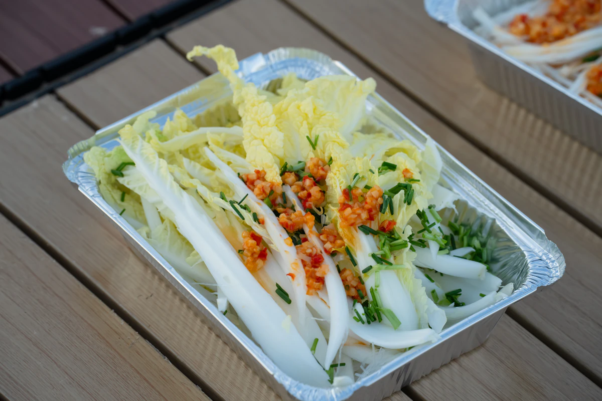 Các đĩa banchan nhỏ xếp quanh bát cơm trắng