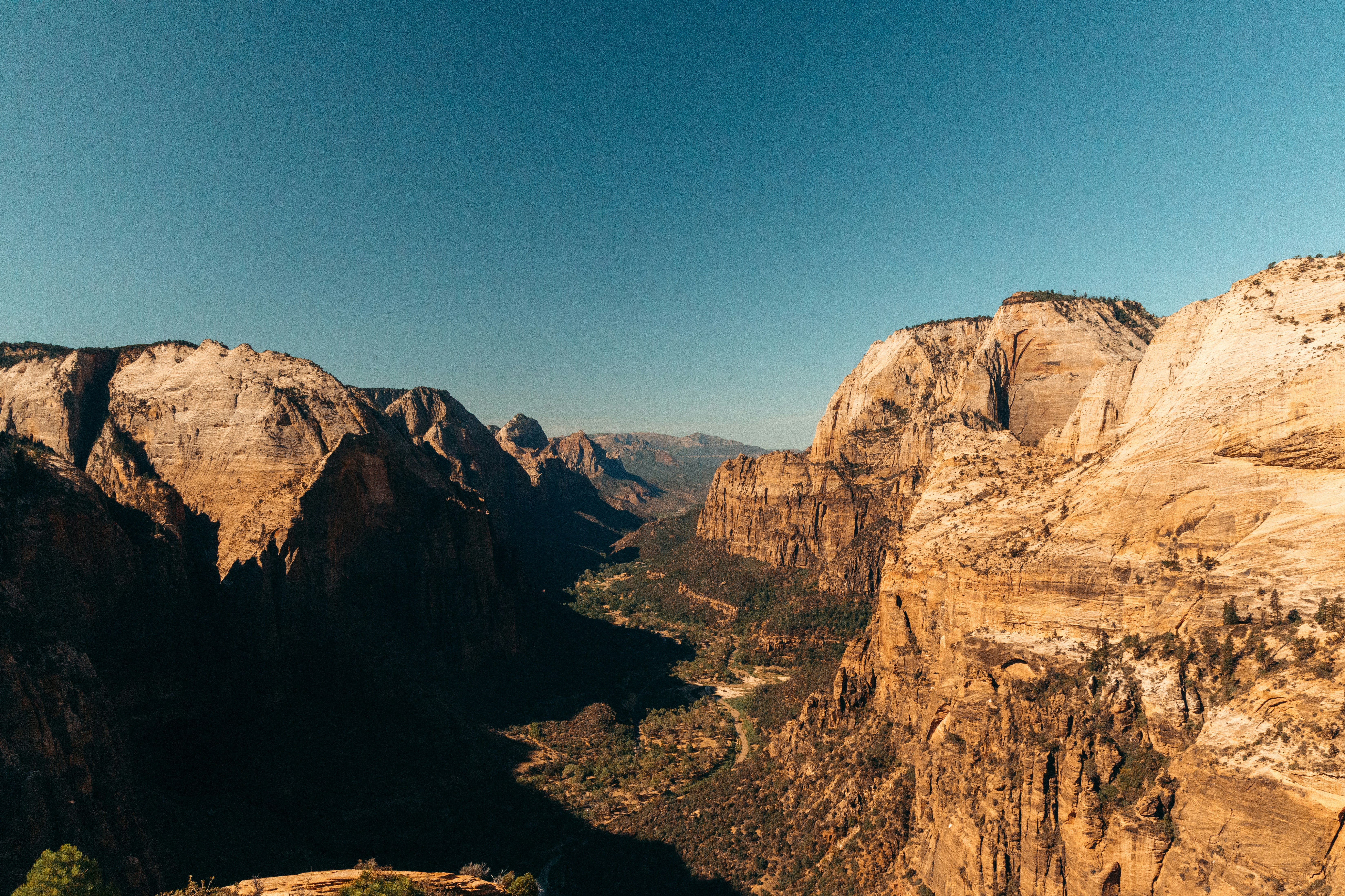 Parois de canyon imposantes surplombant une vallée verdoyante
