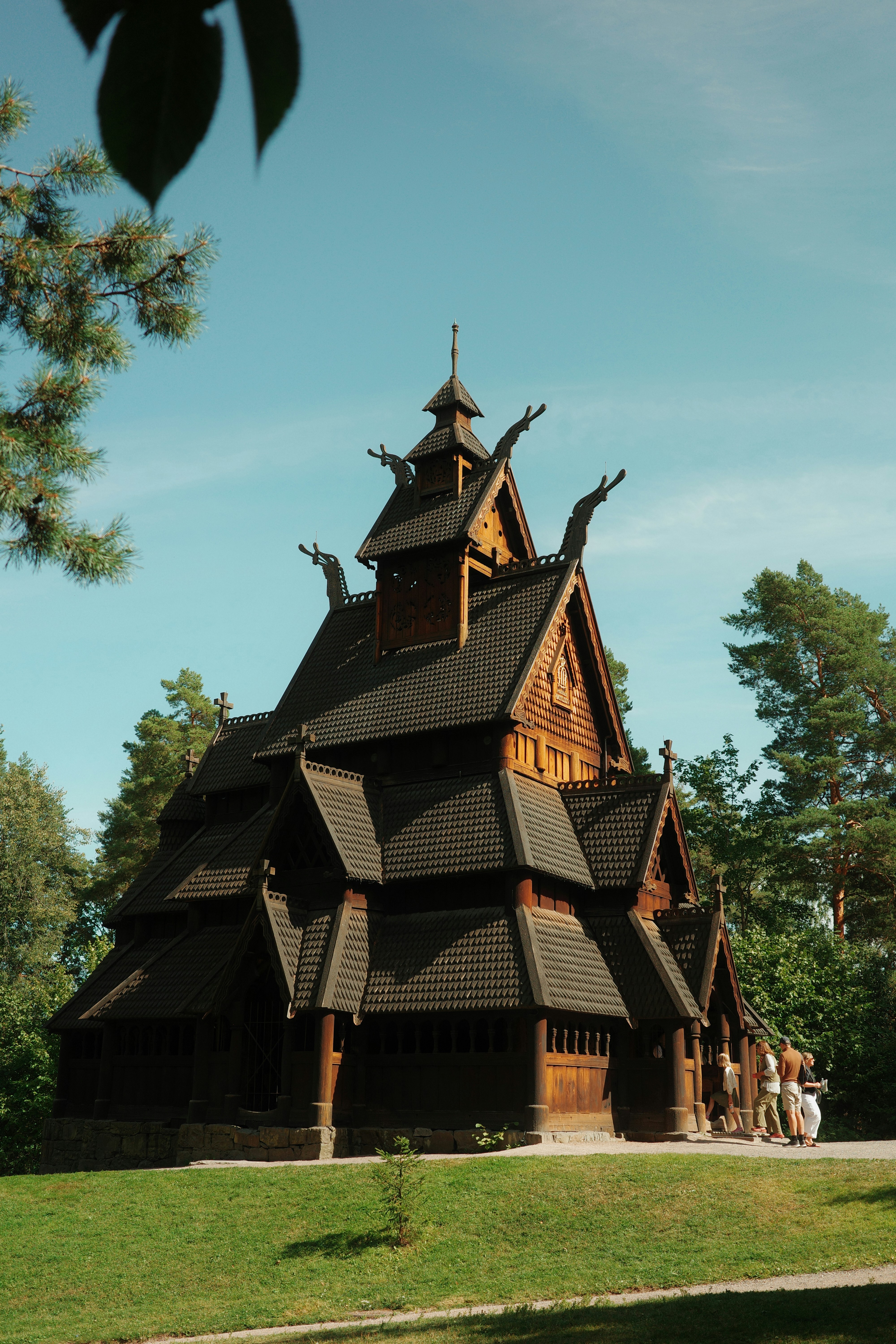 Eine wunderschöne traditionelle Holzstabkirche, umgeben von grünen Bäumen