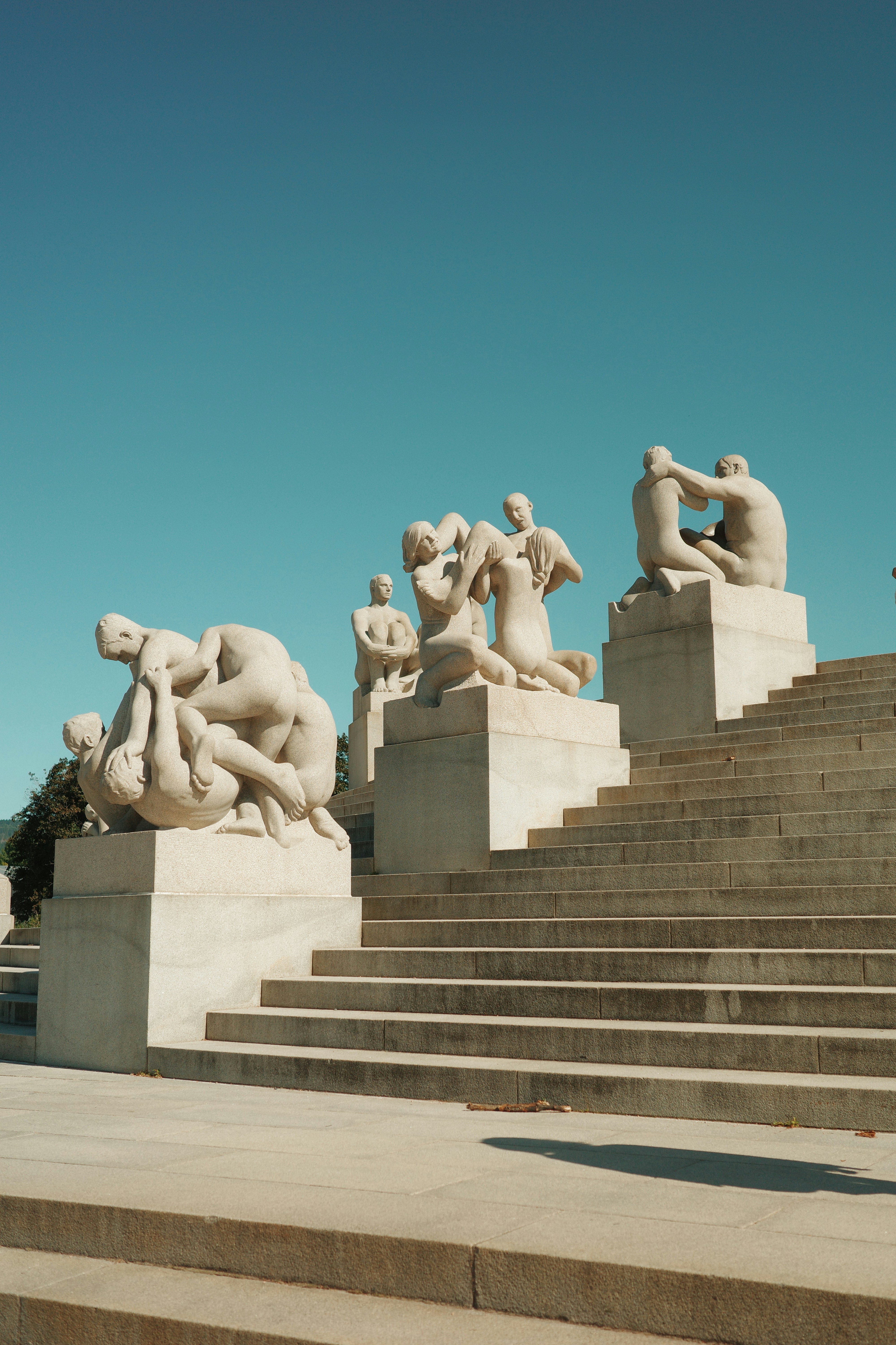 Steinskulpturen auf einer prächtigen Treppe unter klarem Himmel
