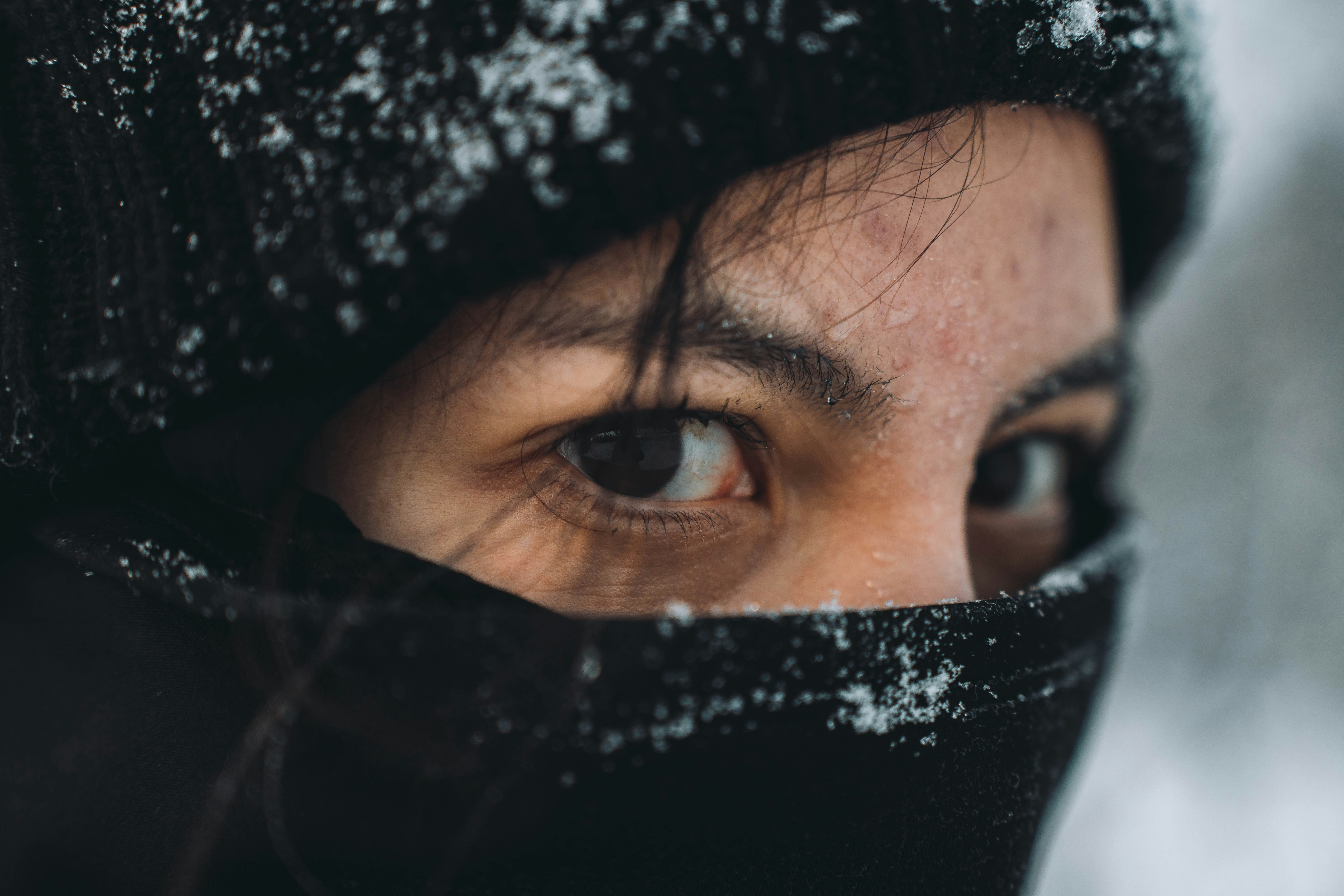 雪のように黒いバラクラバから覗く目。