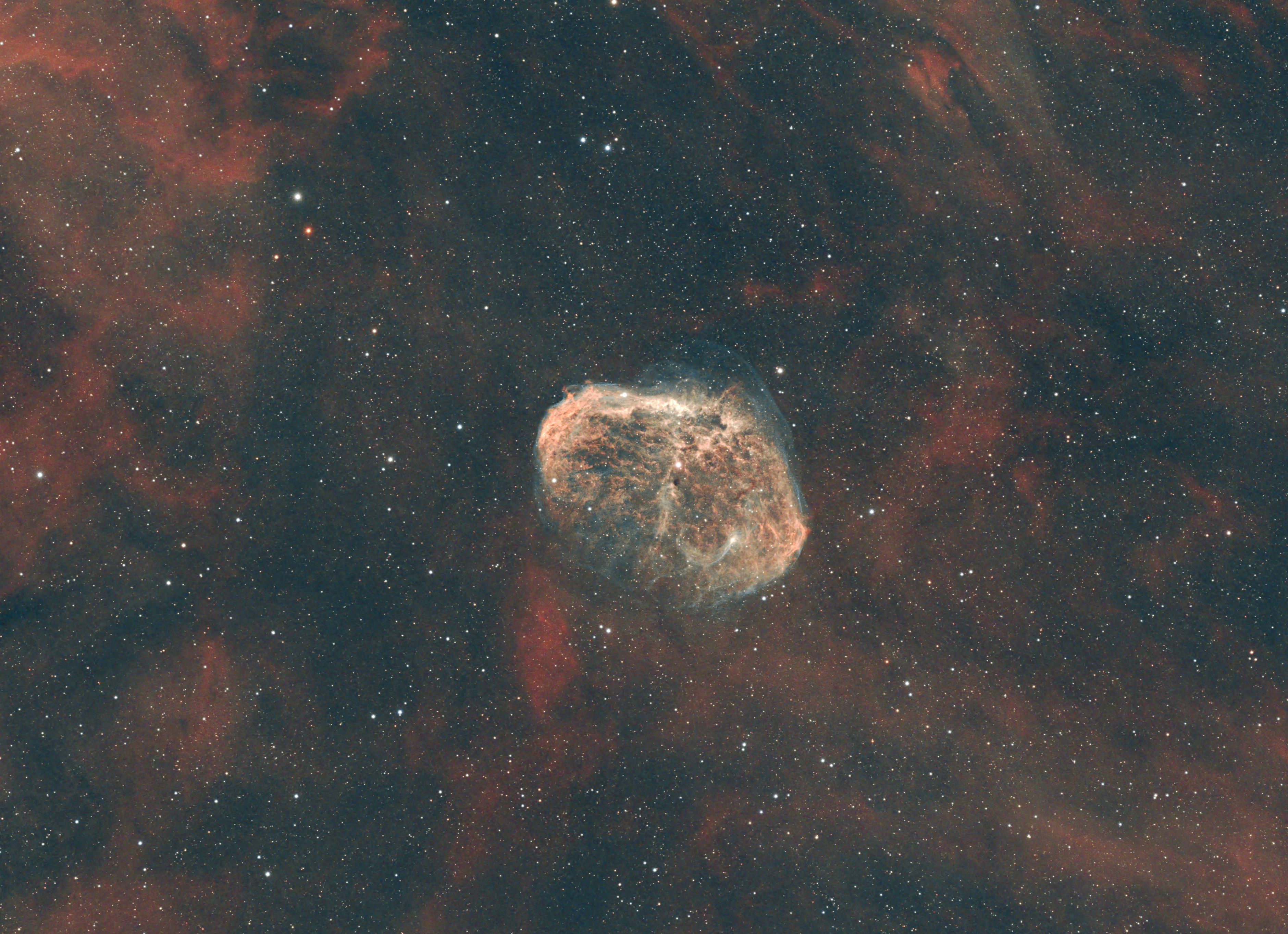 Un objeto celeste brillante rodeado de estrellas y polvo cósmico