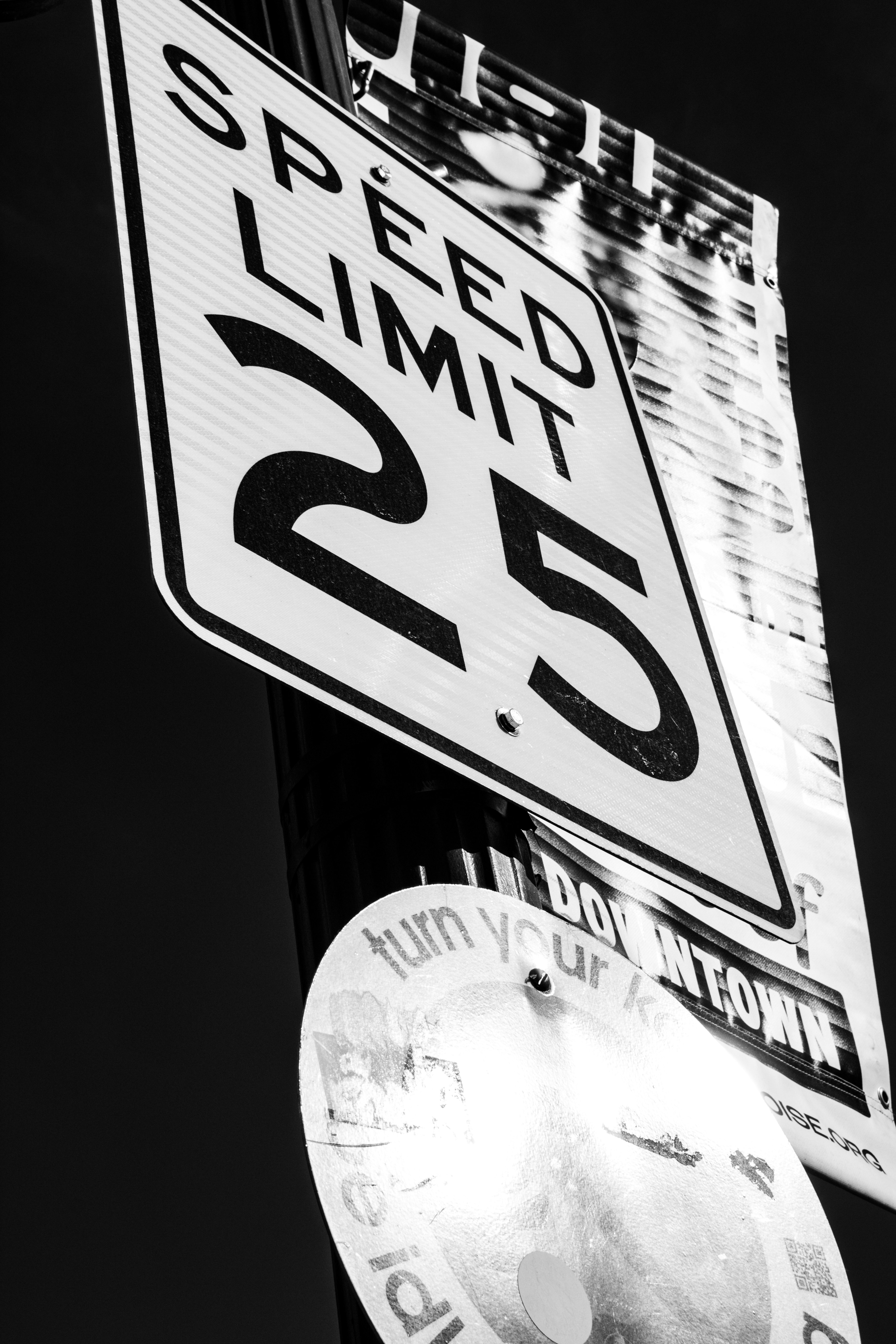 Límite de velocidad: 25, señala en blanco y negro.