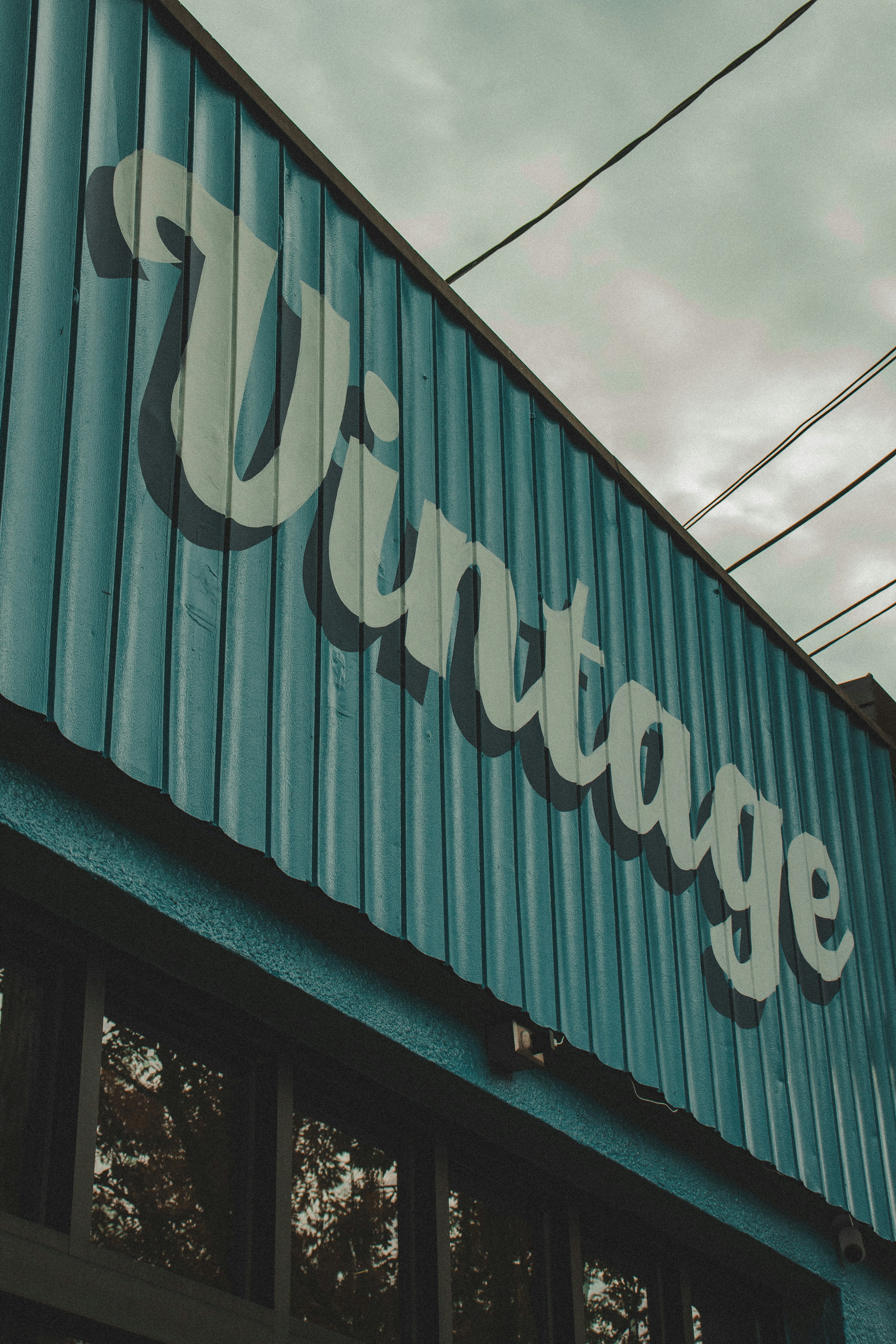 Gran cartel de "vintage" en el exterior azul del edificio.