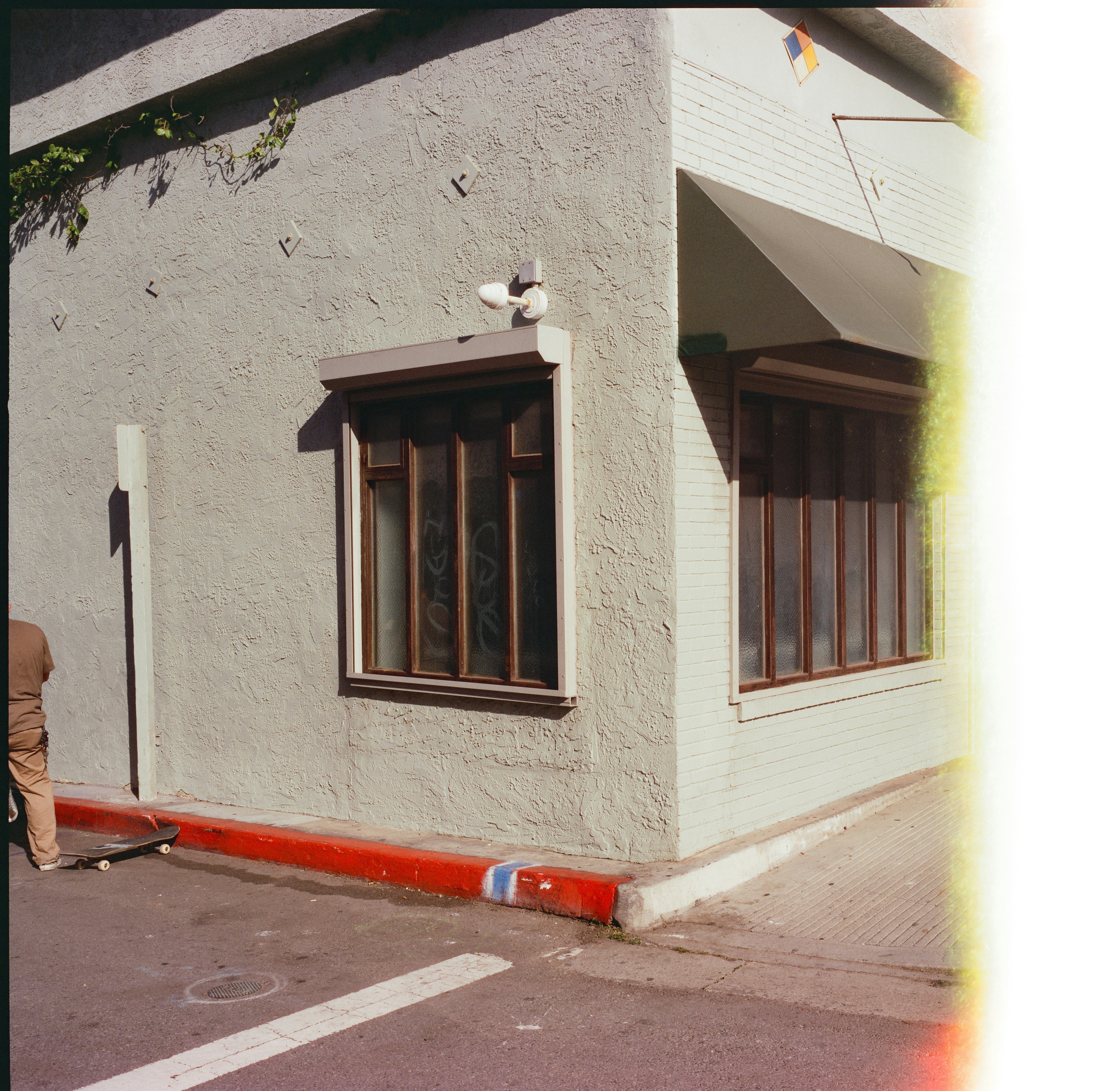 Building corner with windows, red curb, venice beach