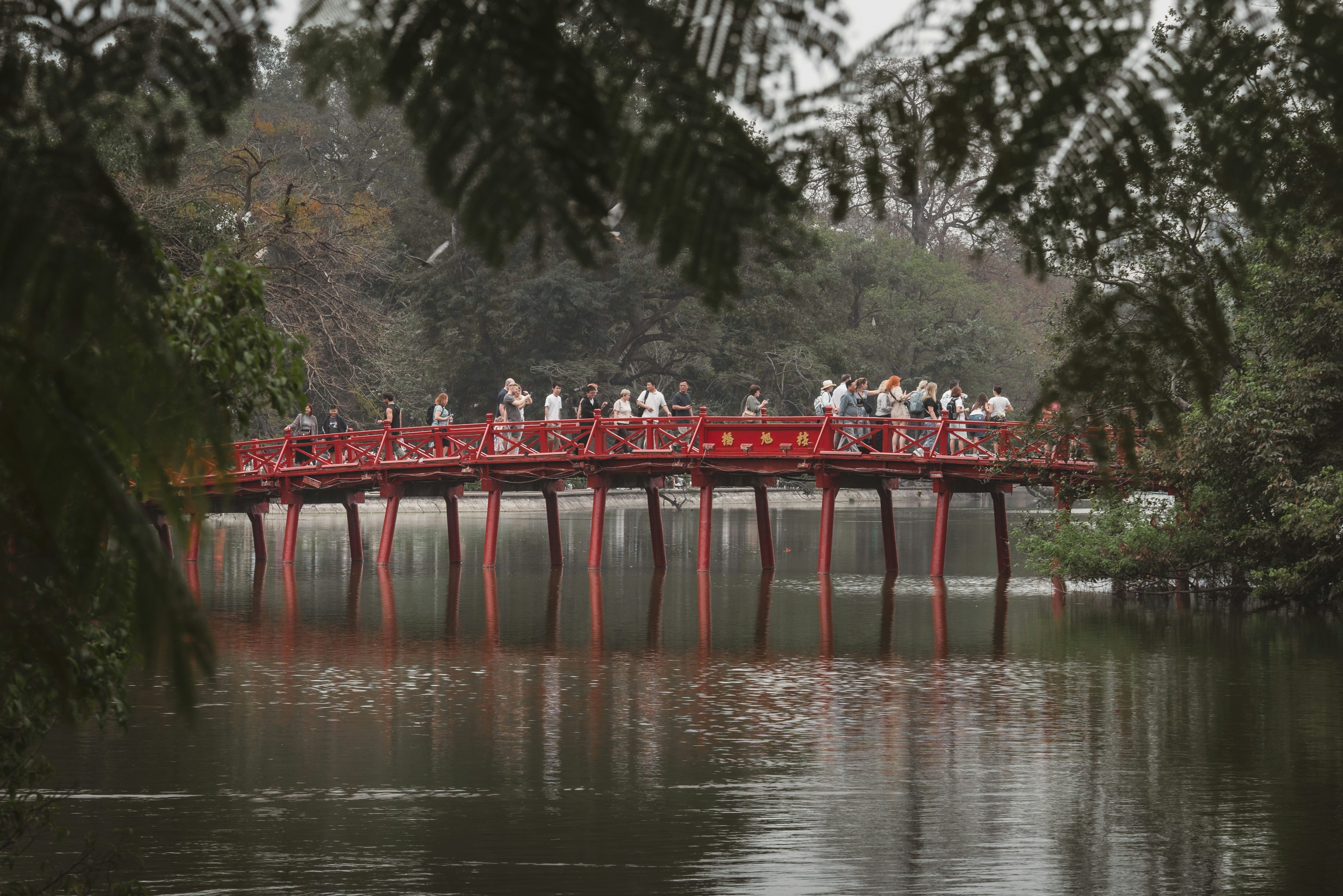 Cầu Thê Húc bình minh