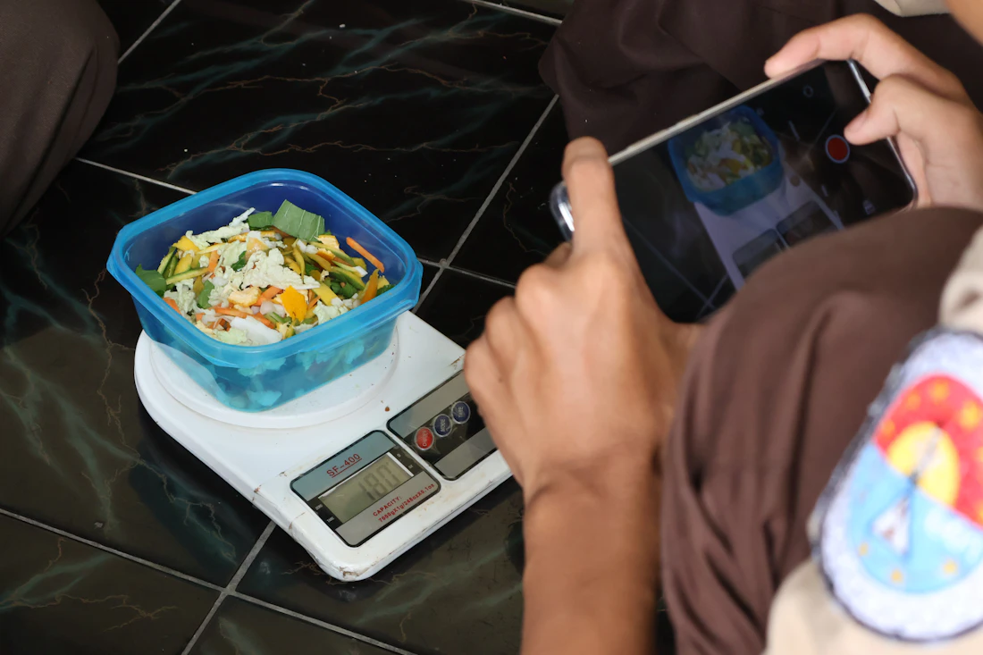 Weighing food on a digital scale