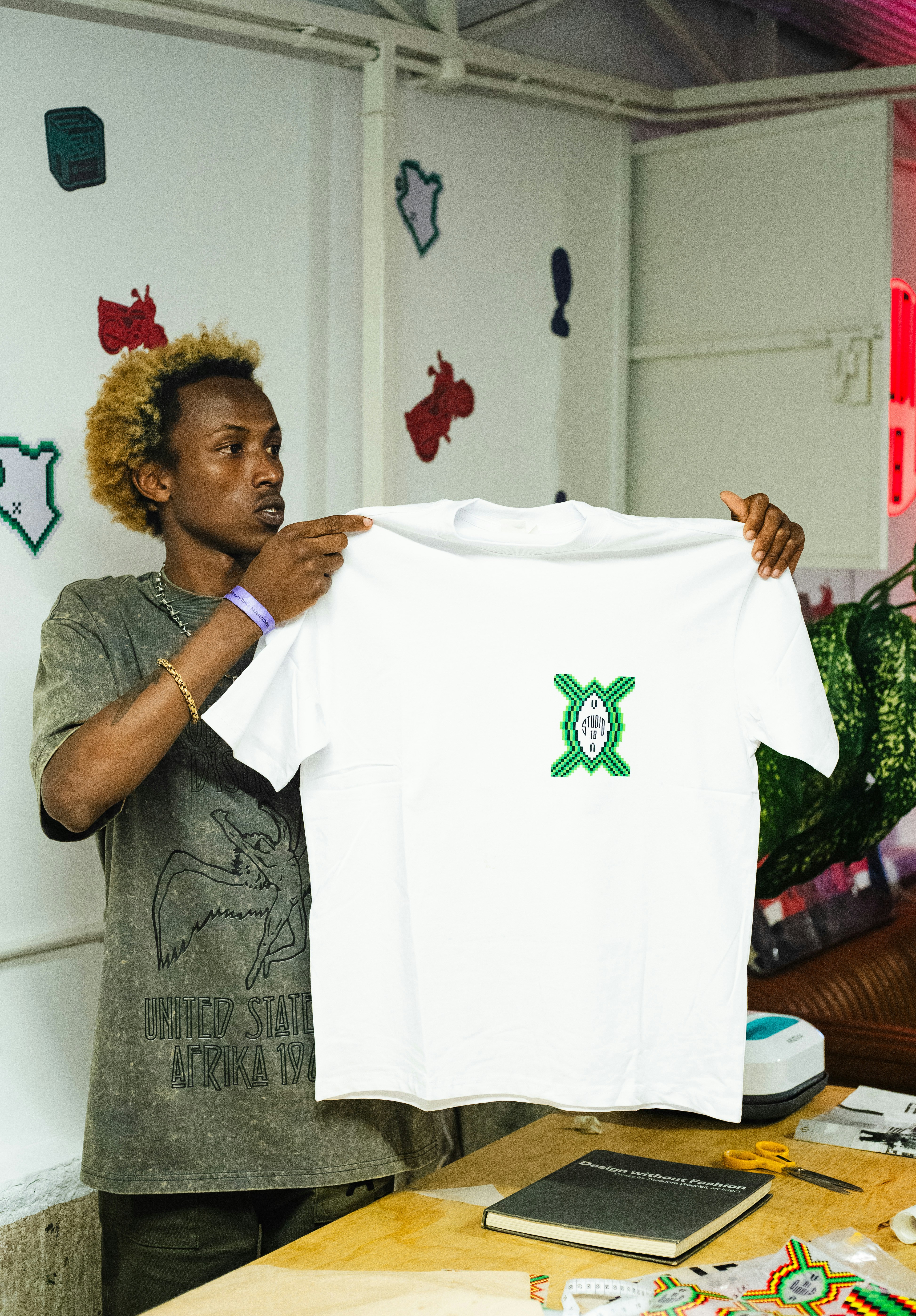 Chico mostrando una camiseta blanca personalizada