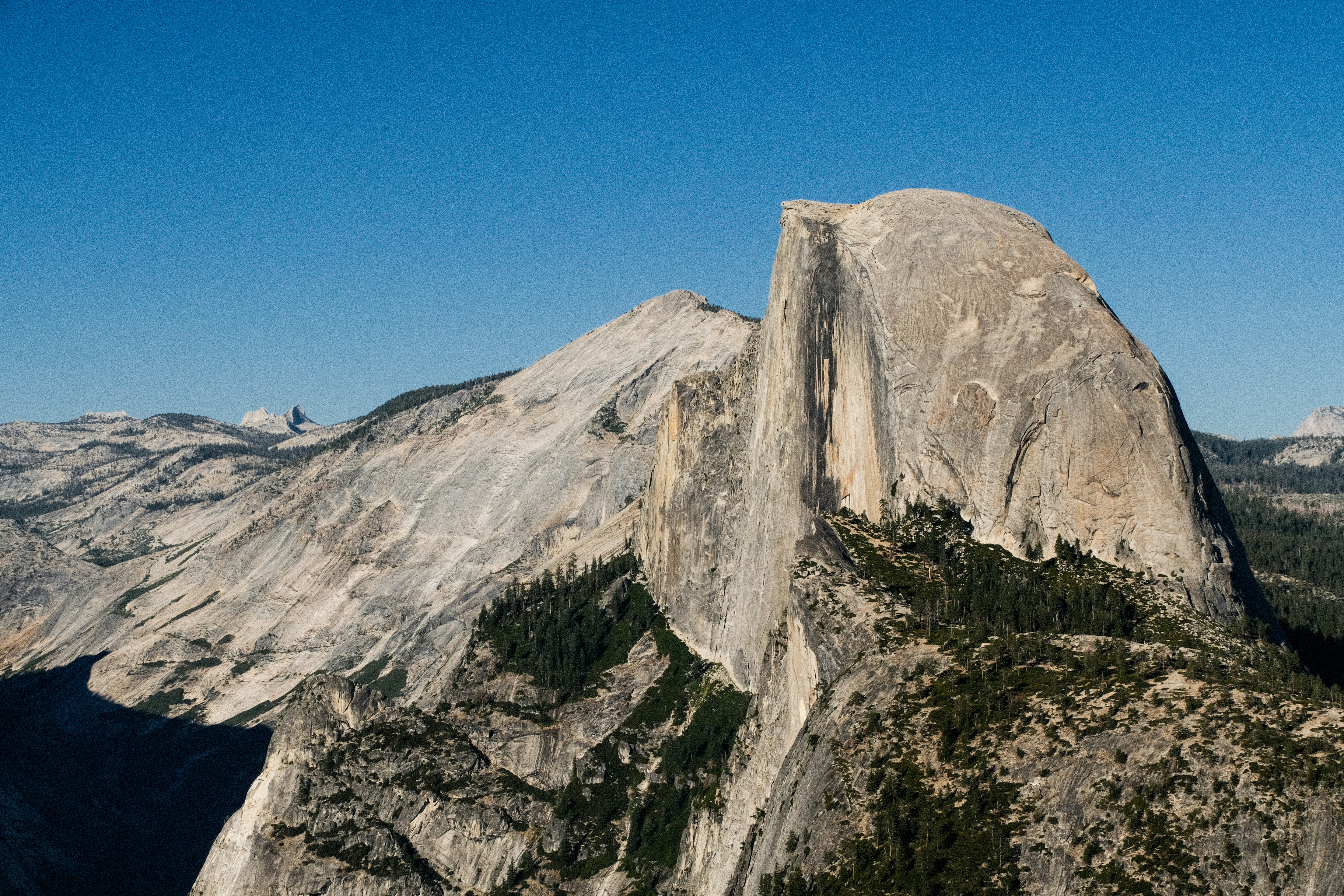 Iconica vetta granitica a mezza cupola nel Parco Nazionale di Yosemite.
