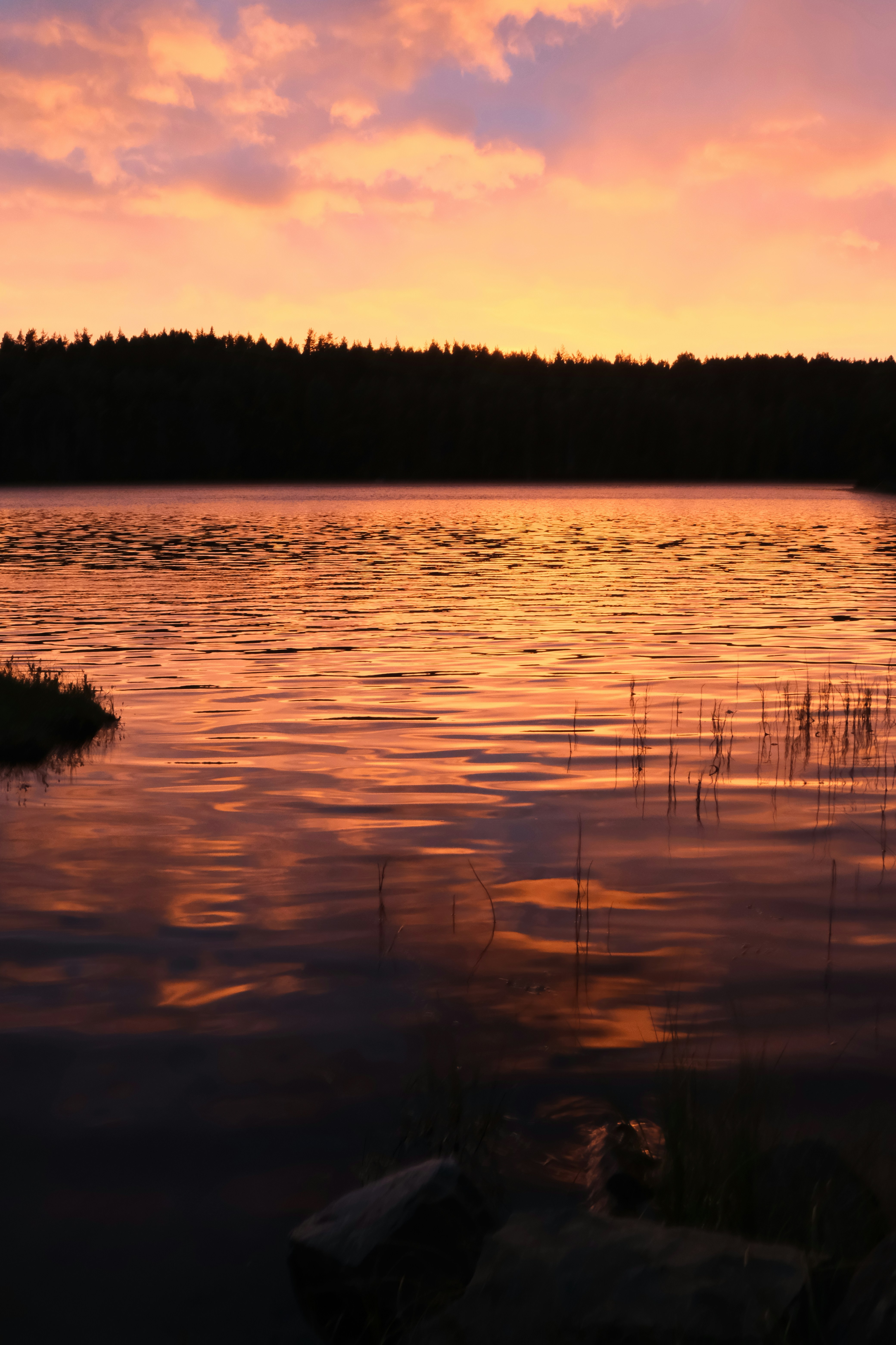 coucher-de-soleil-au-dessus-d-un-lac-calme-la-silhouette-sombre-de-la