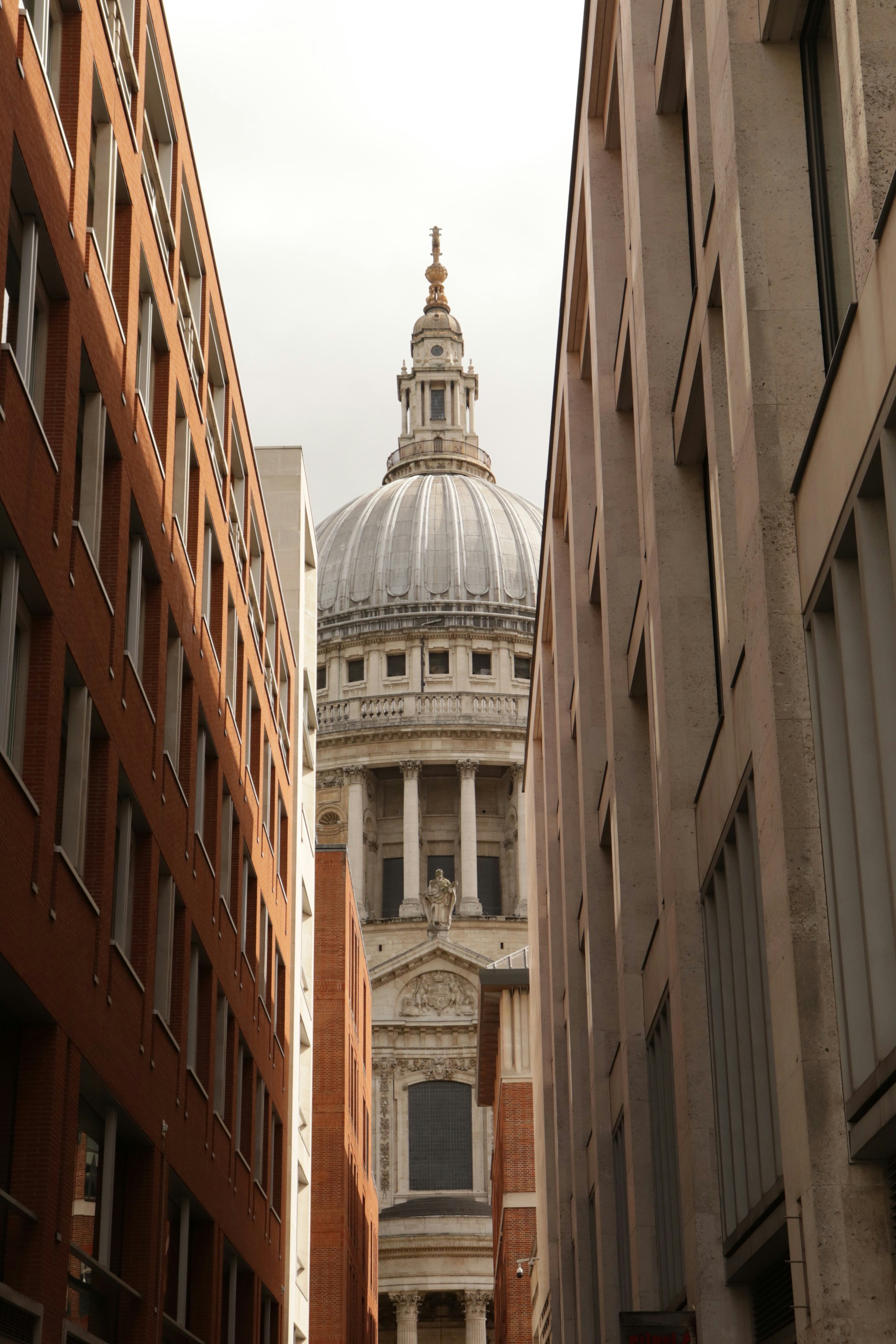 Die Kuppel der St.-Pauls-Kathedrale, eingerahmt von schmalen Gebäuden