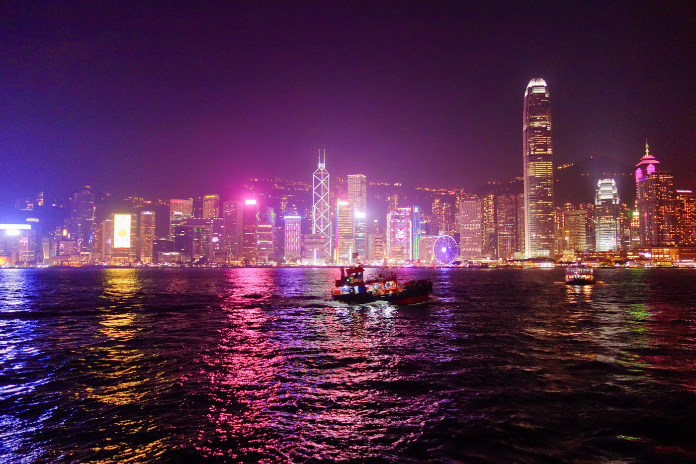 Die beleuchtete Skyline Hongkongs am Victoria Harbour bei Nacht
