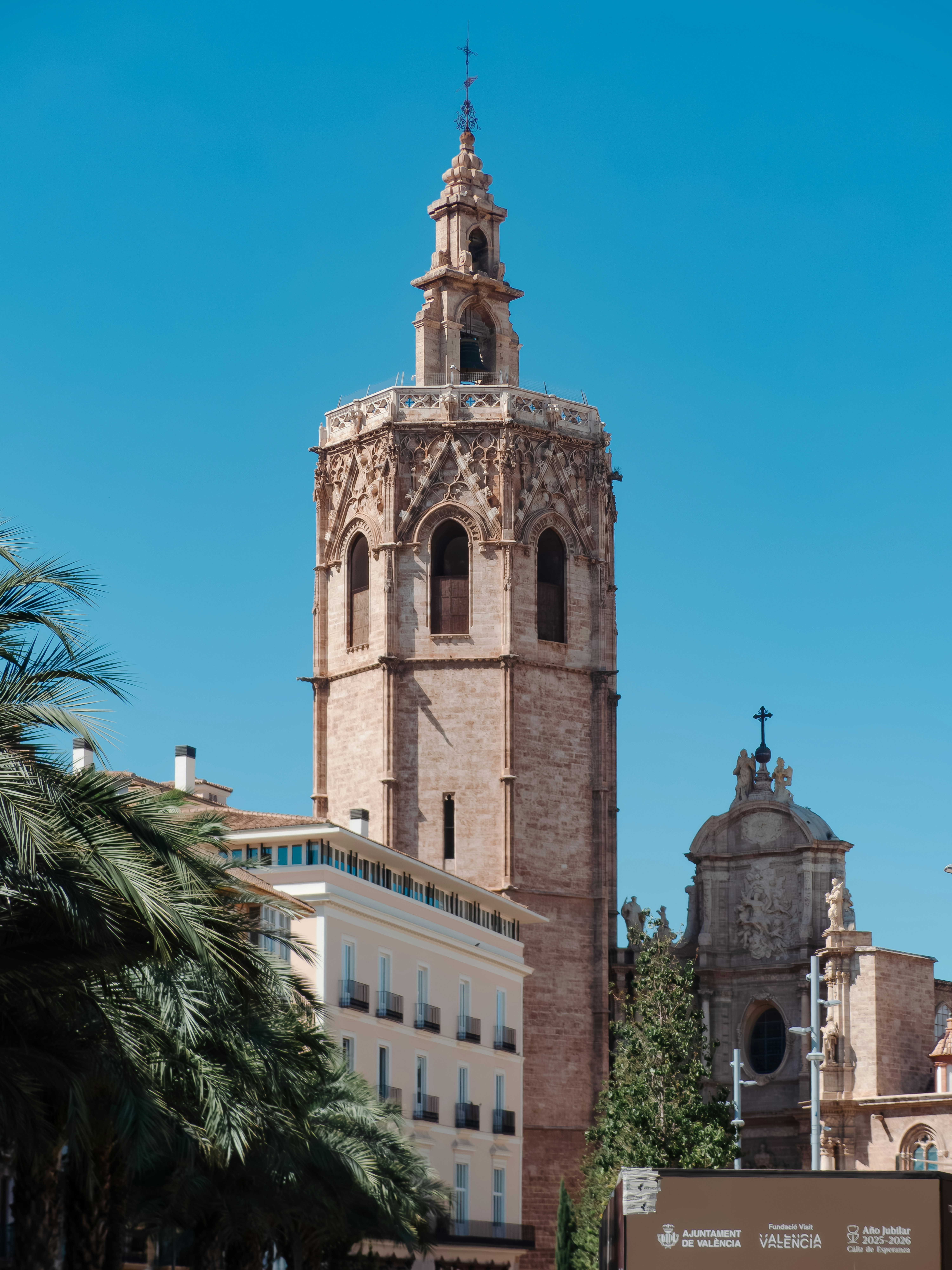 When do Valencians actually eat dinner?
