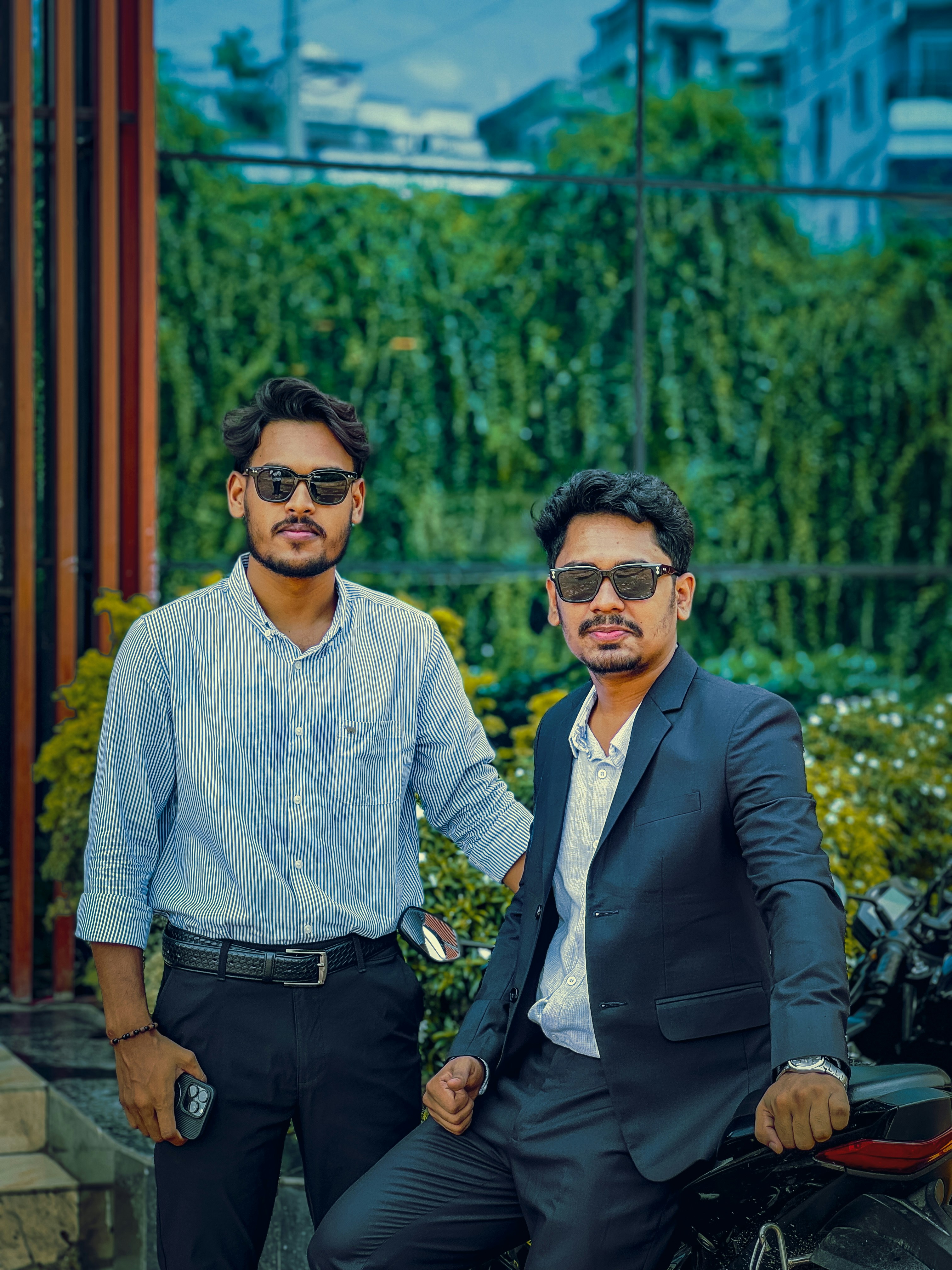 Dos hombres con gafas de sol posando al aire libre