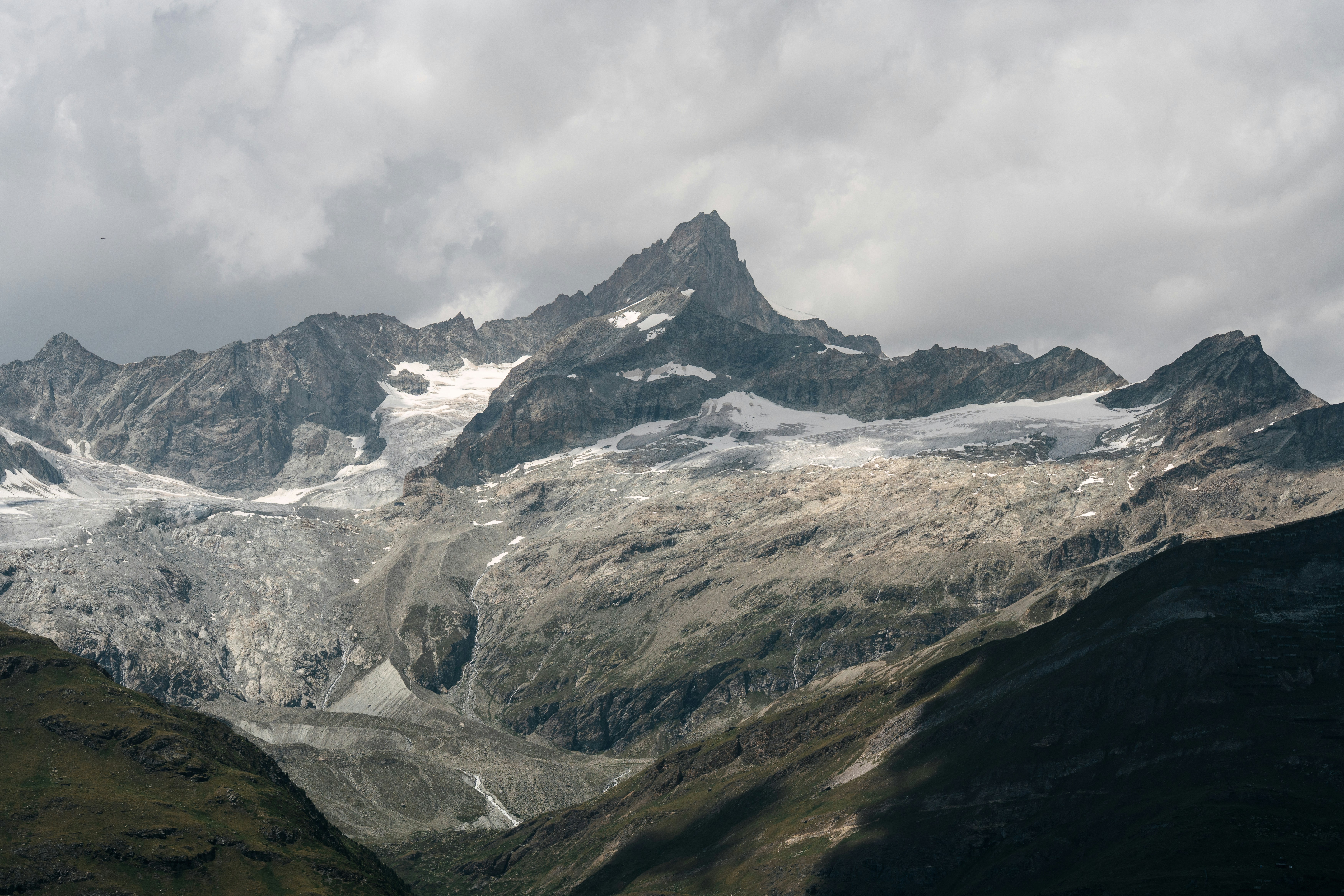 Majestueuse chaîne de montagnes de Zermatt avec des glaciers