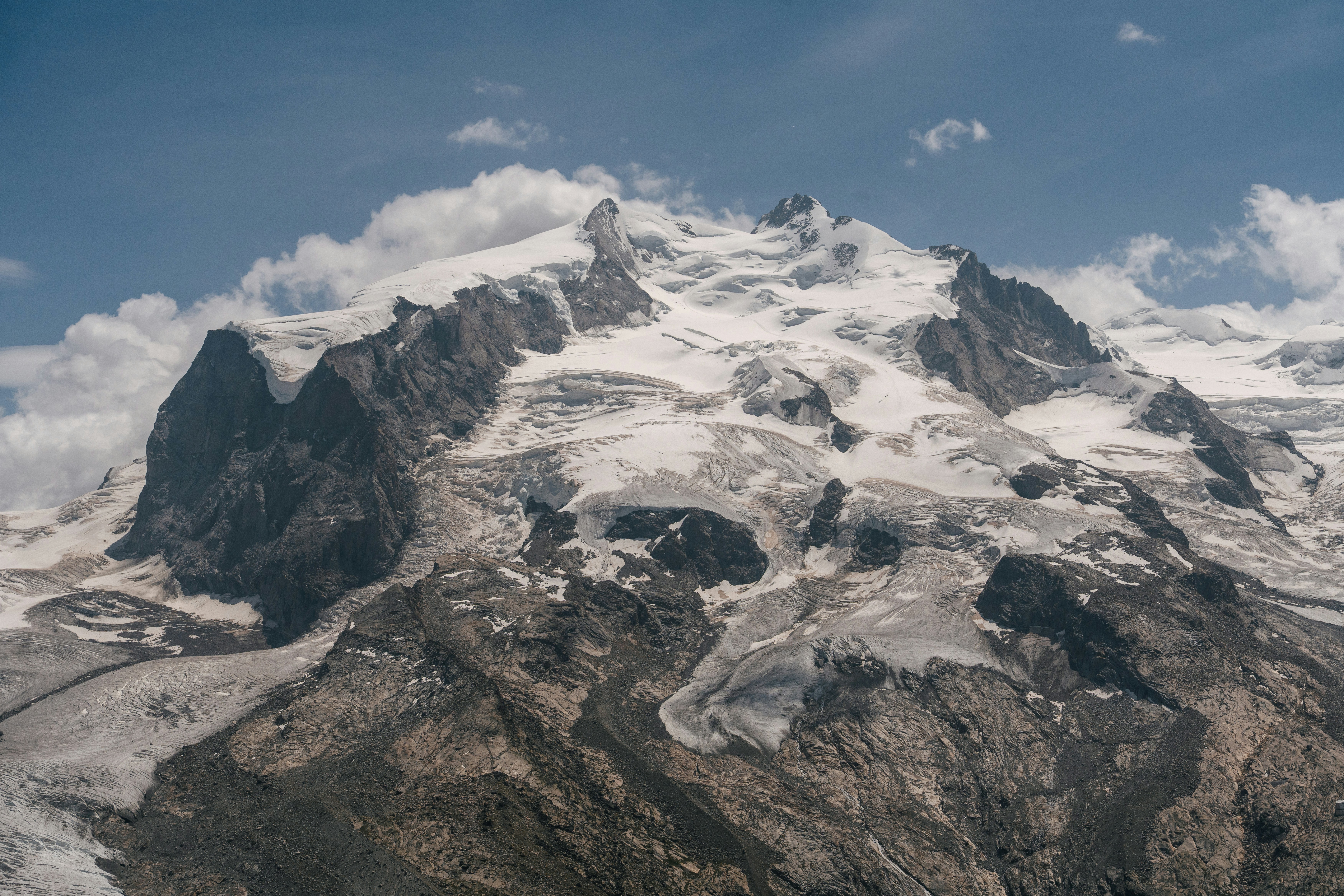 Sommets montagneux couverts de glaciers à Zermatt, en Suisse