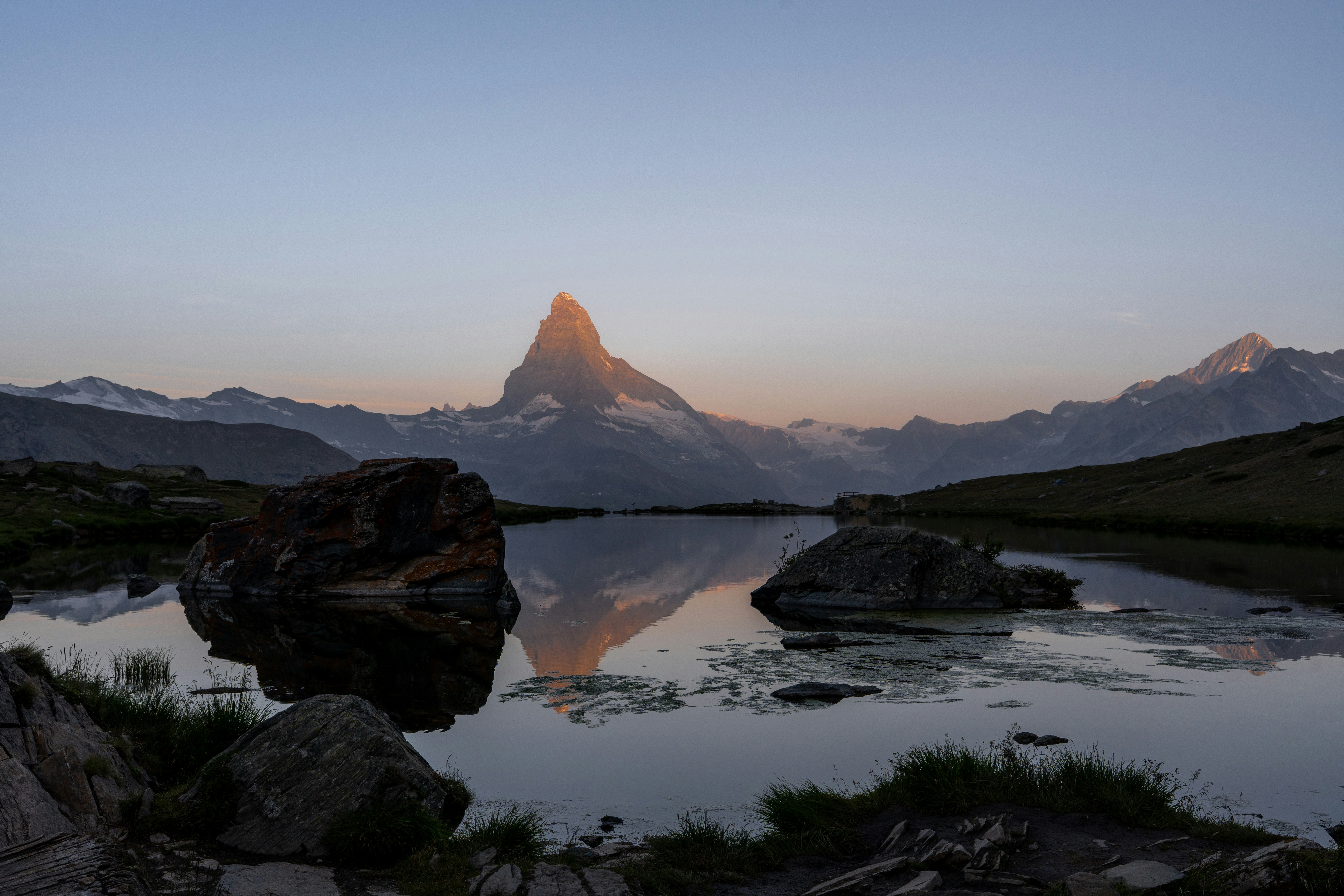 Le Cervin reflété dans un lac calme au lever du soleil