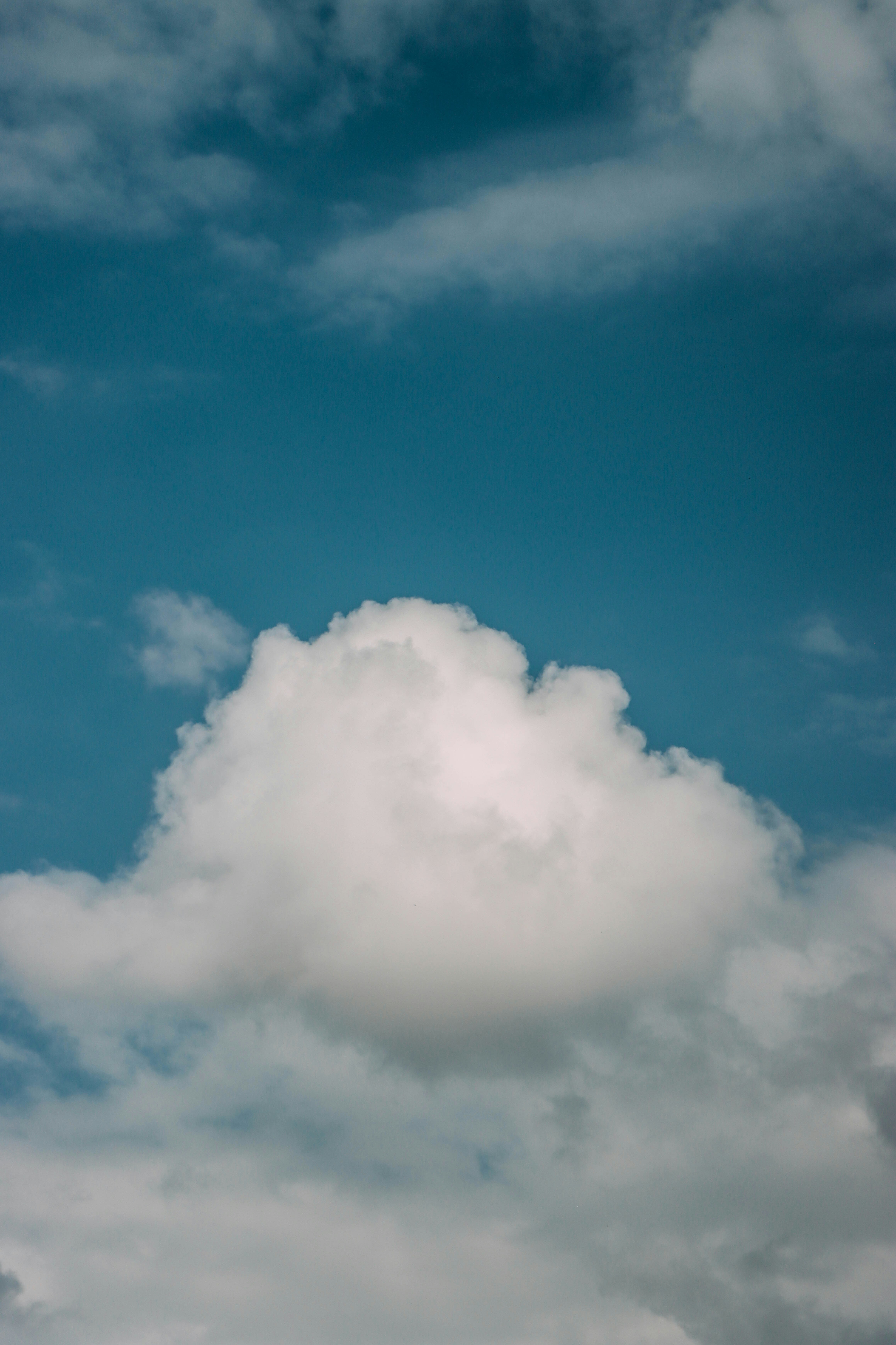 澄んだ青空を背景に、一つの白い積雲が中心に浮かんでいた
