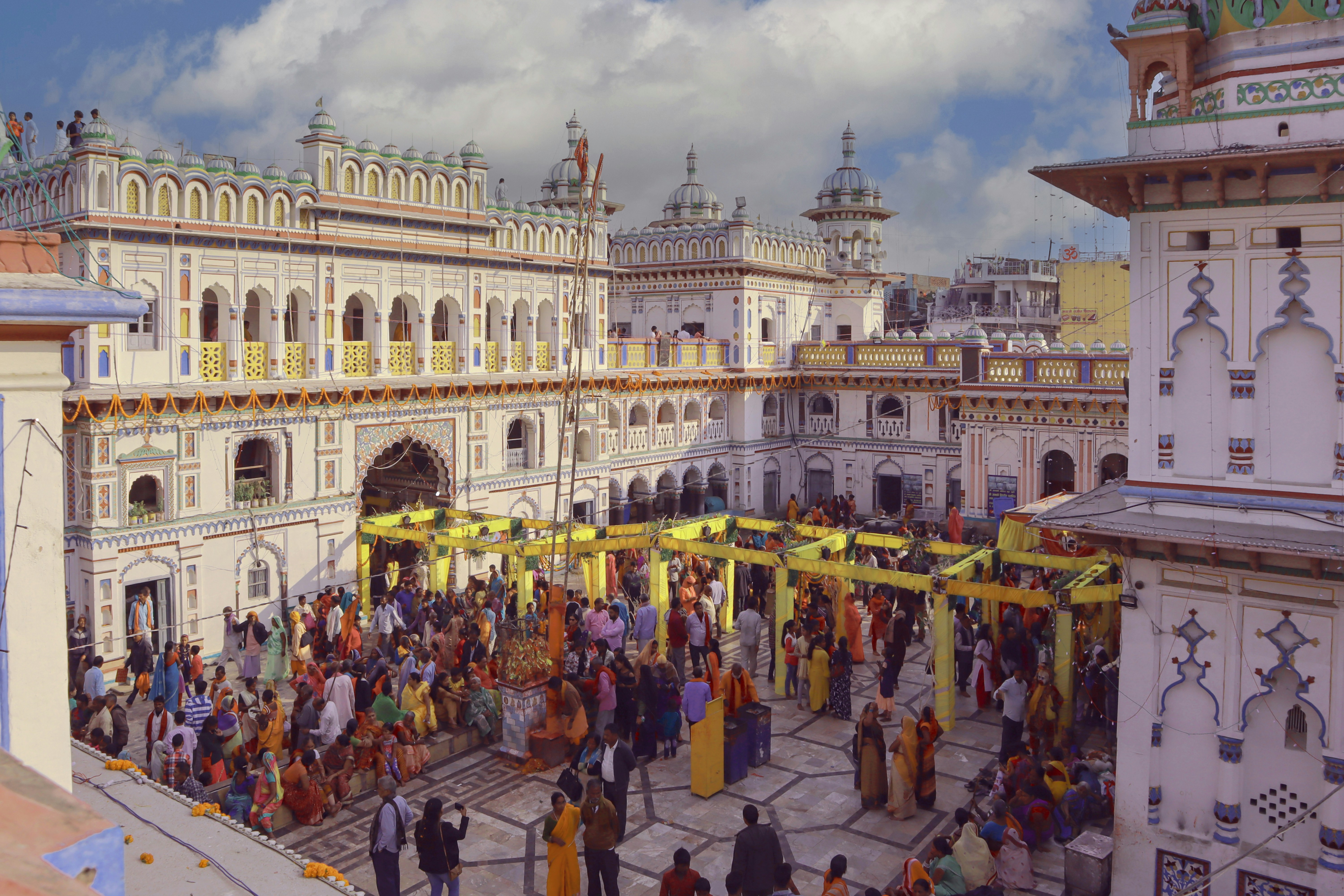 Uma multidão de pessoas no pátio do templo Janaki Mandir em Janakpur