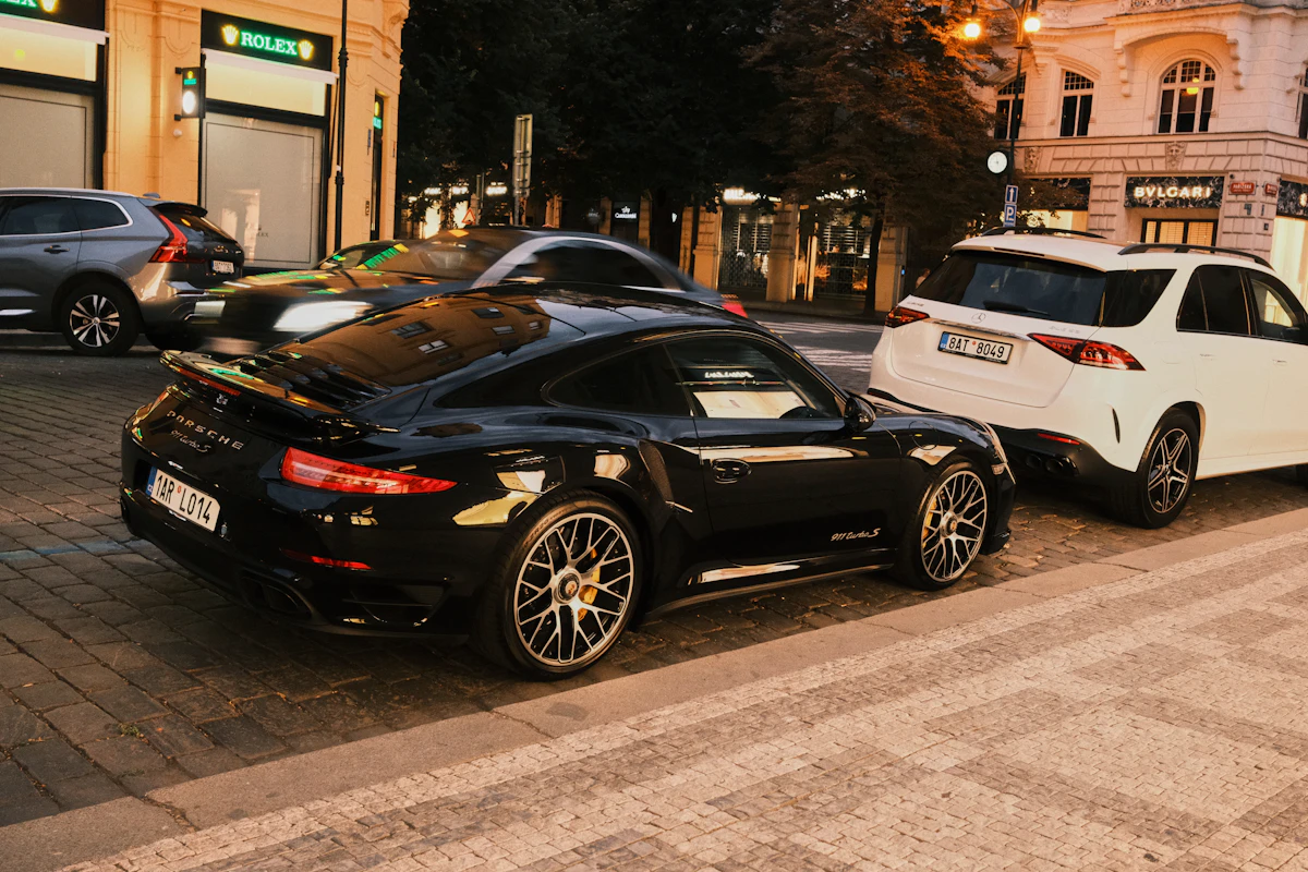 911 Turbo S outside the boutiques