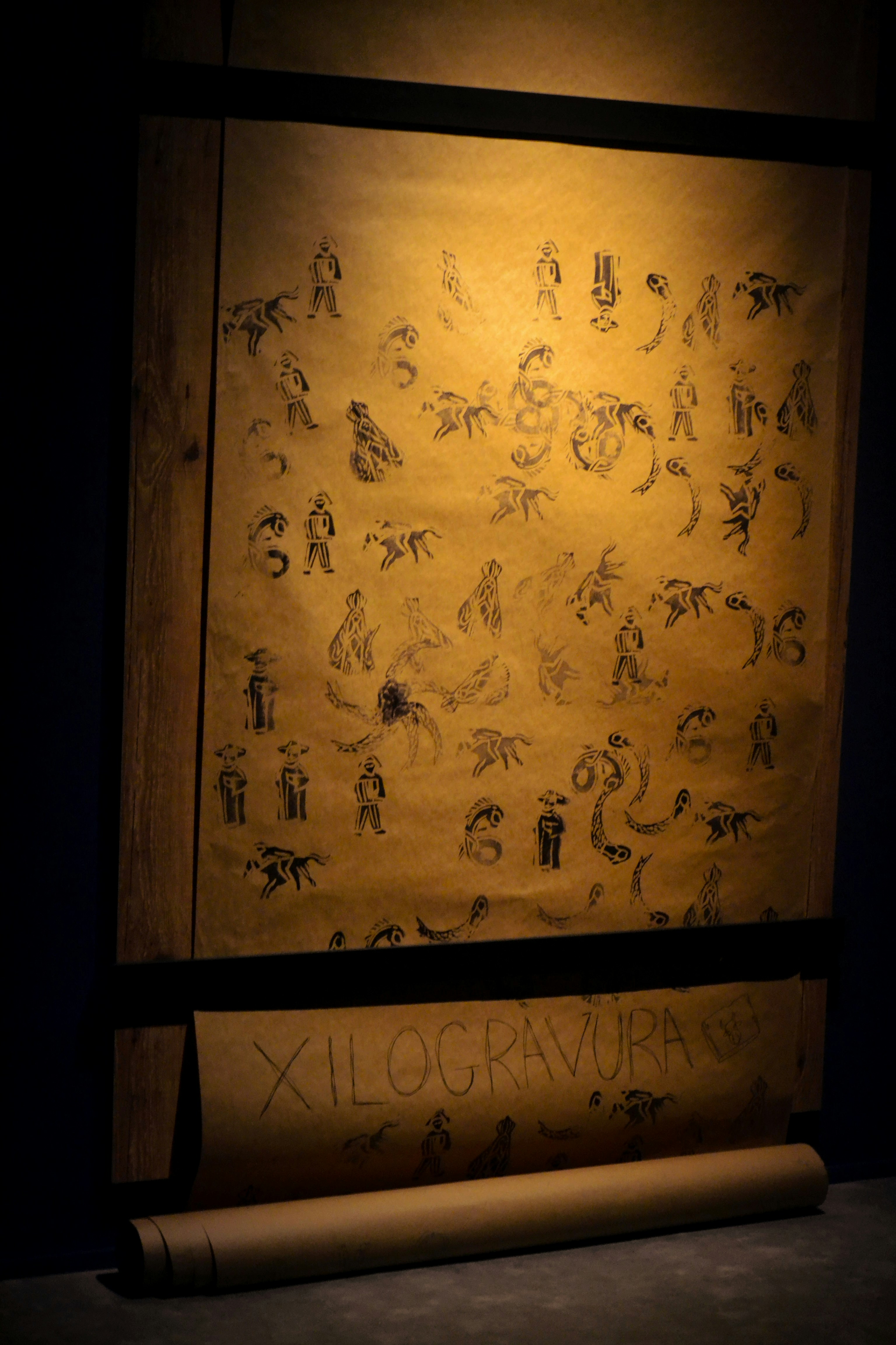 수많은 손으로 그린 인물들과 'xilogravura' 현수막이 있는 오래된 종이