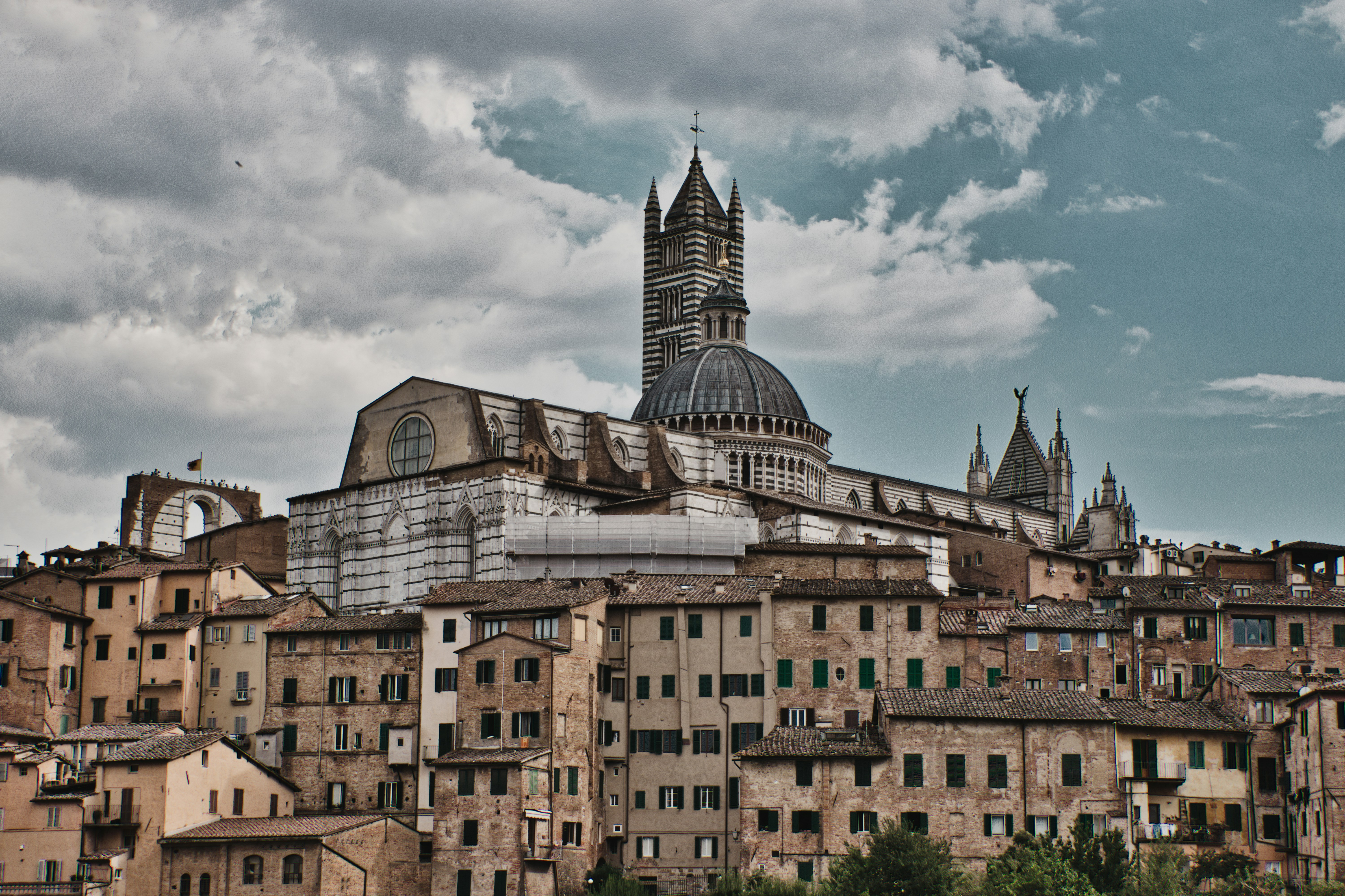 Cathédrale historique et vieux bâtiments sous un ciel nuageux