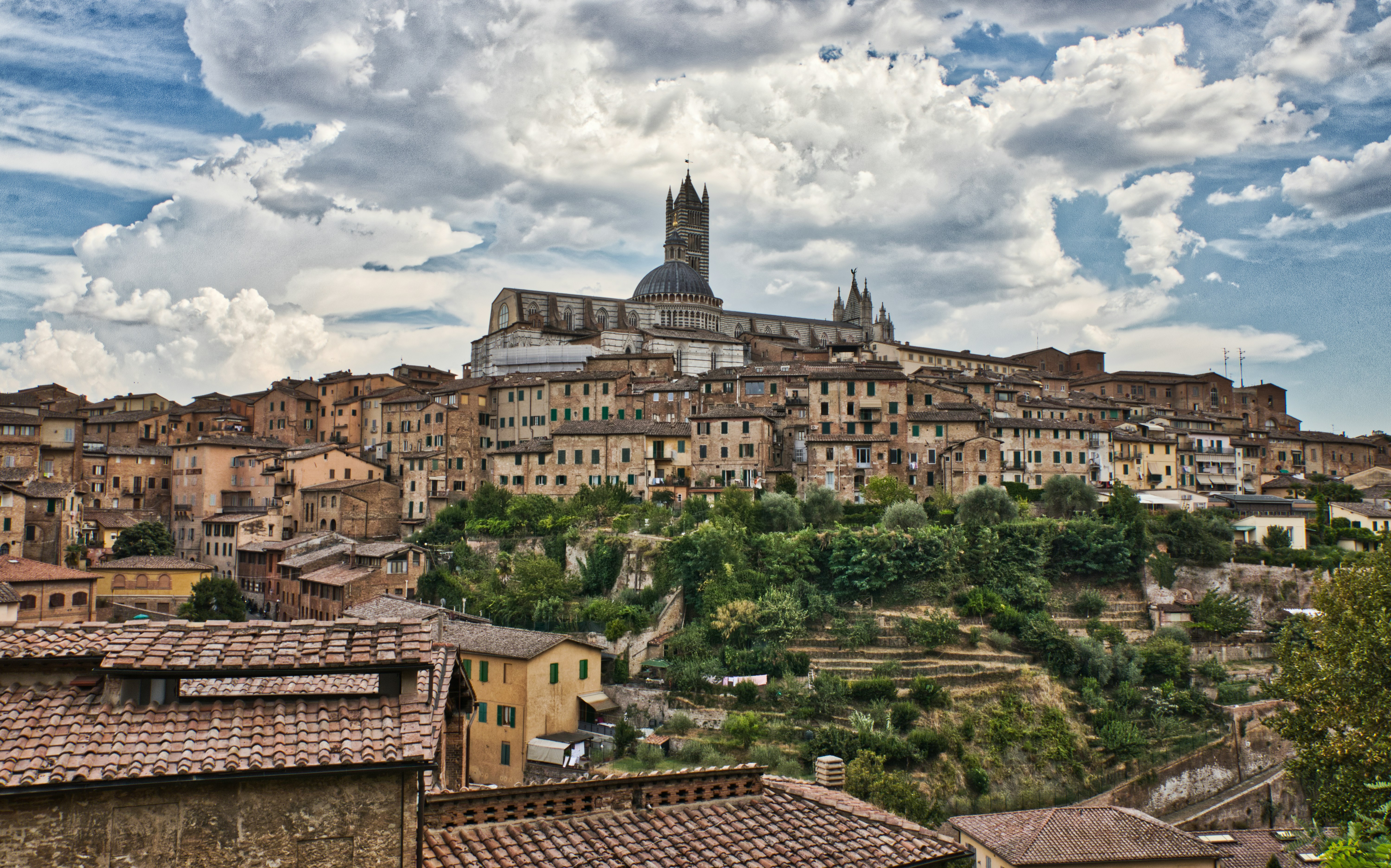 Paysage urbain historique de Sienne avec cathédrale sous un ciel nuageux spectaculaire