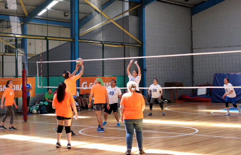 Grupo infantil en entrenamiento de vóley