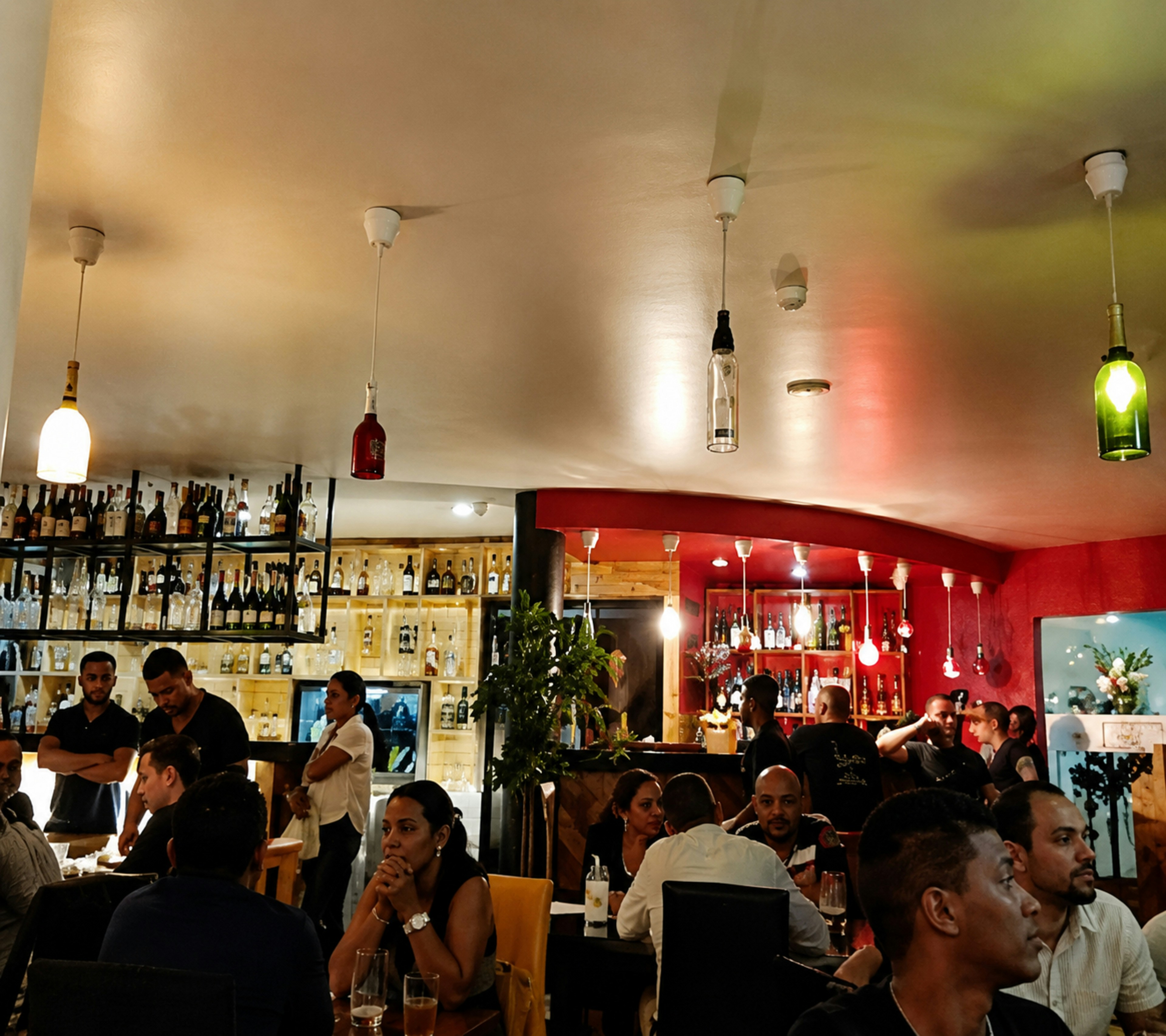 Clients attablés dans l'ambiance tamisée du restaurant