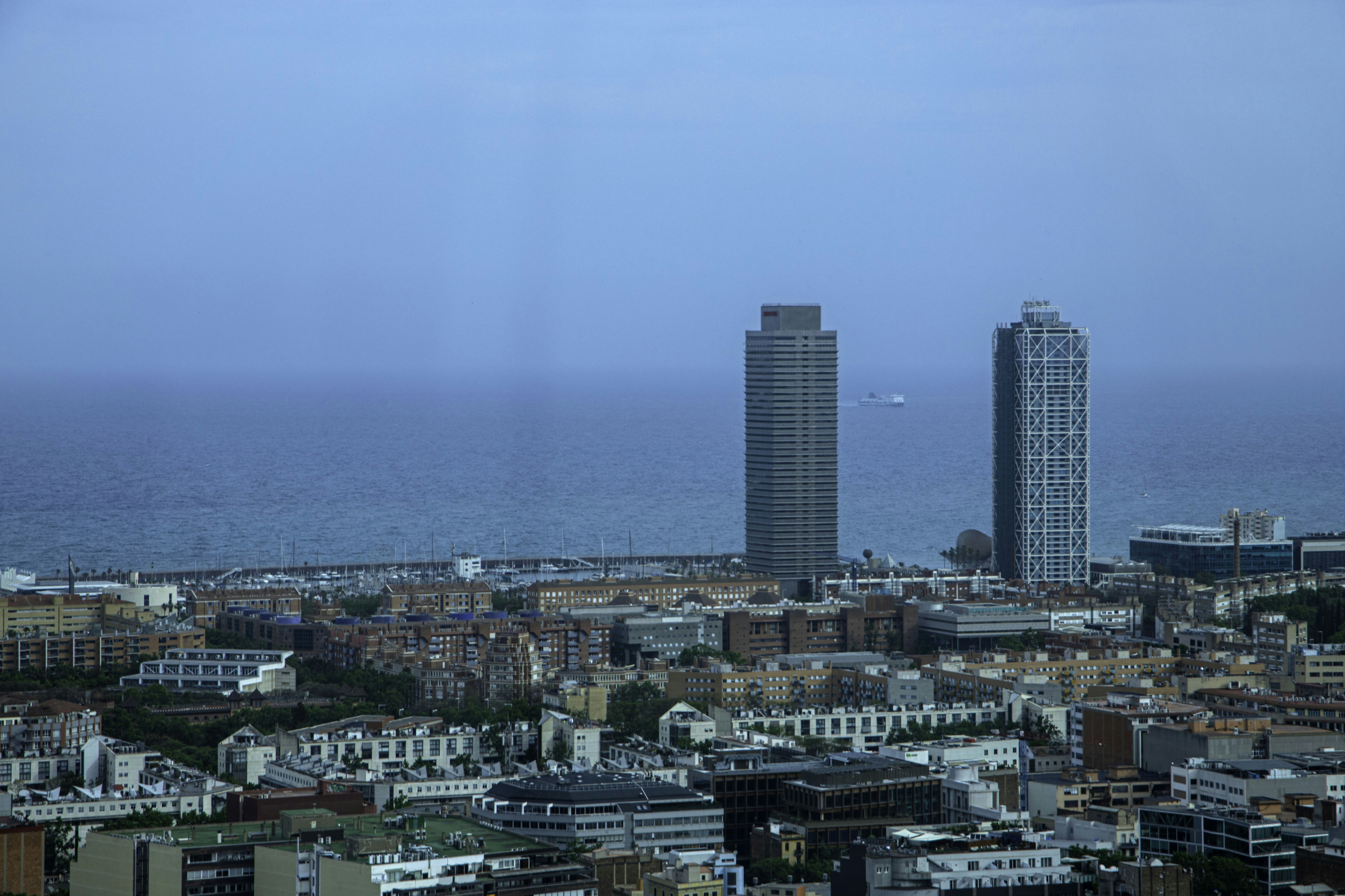 De hauts immeubles de la ville surplombant la mer bleue.
