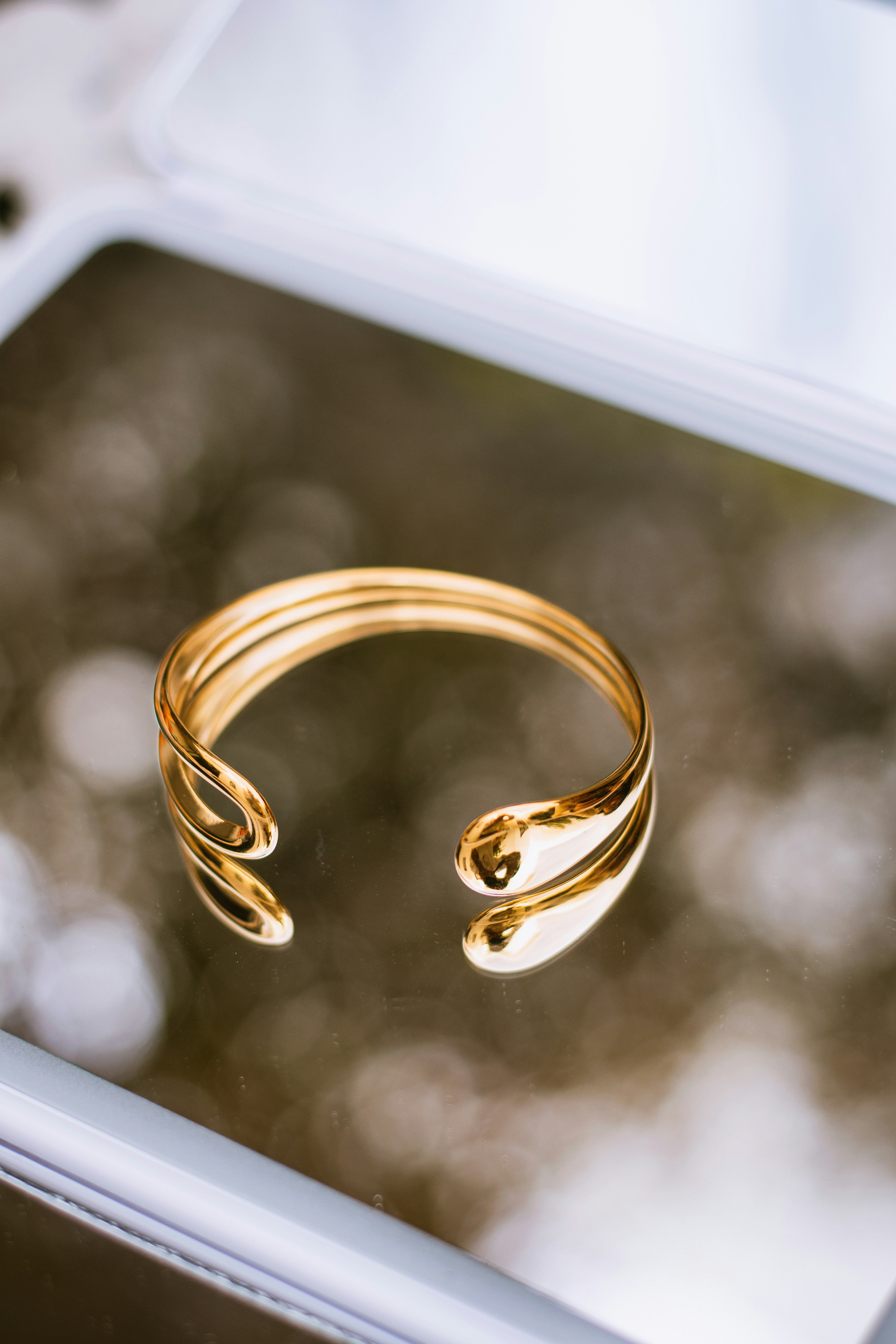 Anello d'oro elegante con un design aperto e fluido
