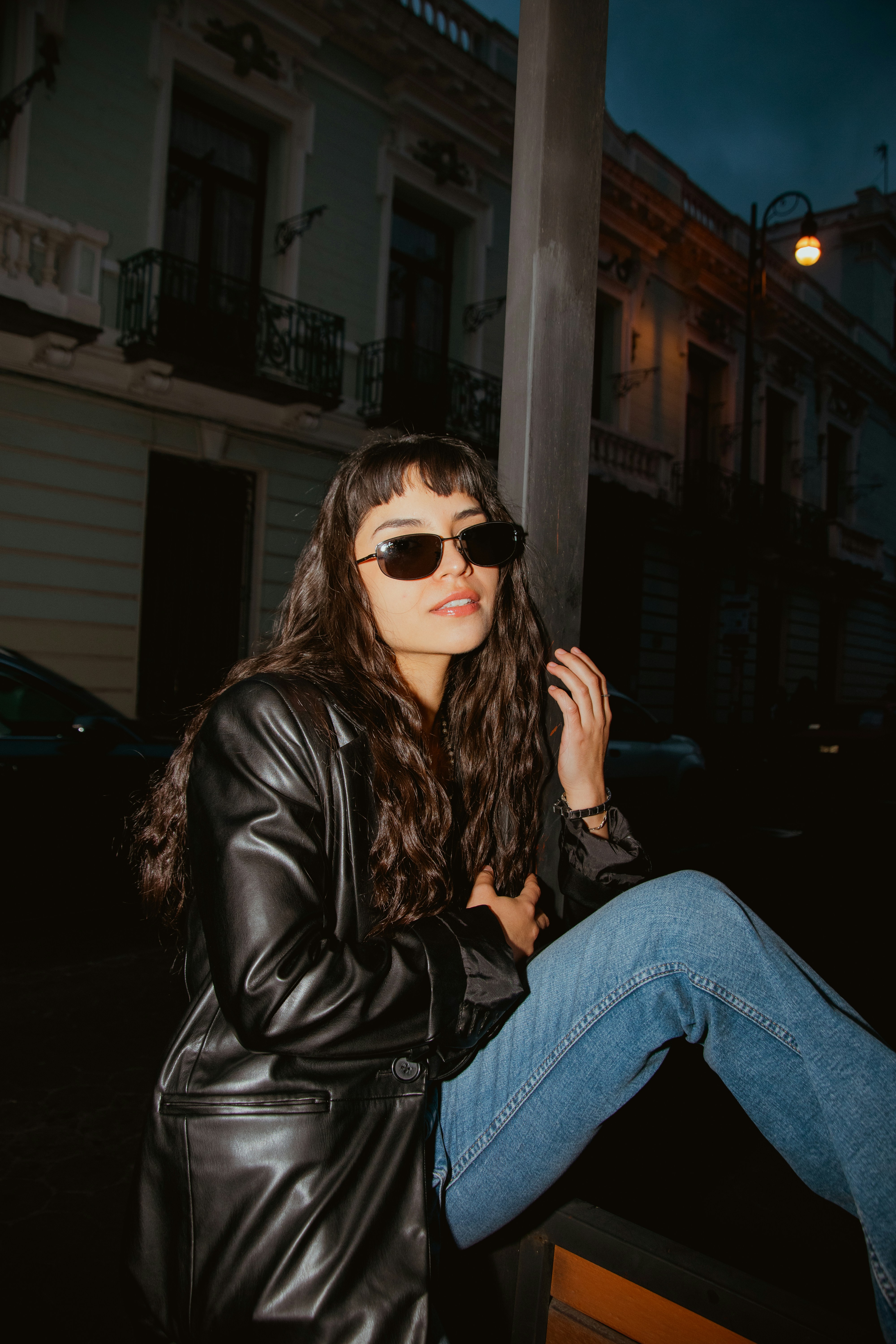Stylische Frau mit Sonnenbrille und Lederjacke bei Nacht - Kostenloses ...