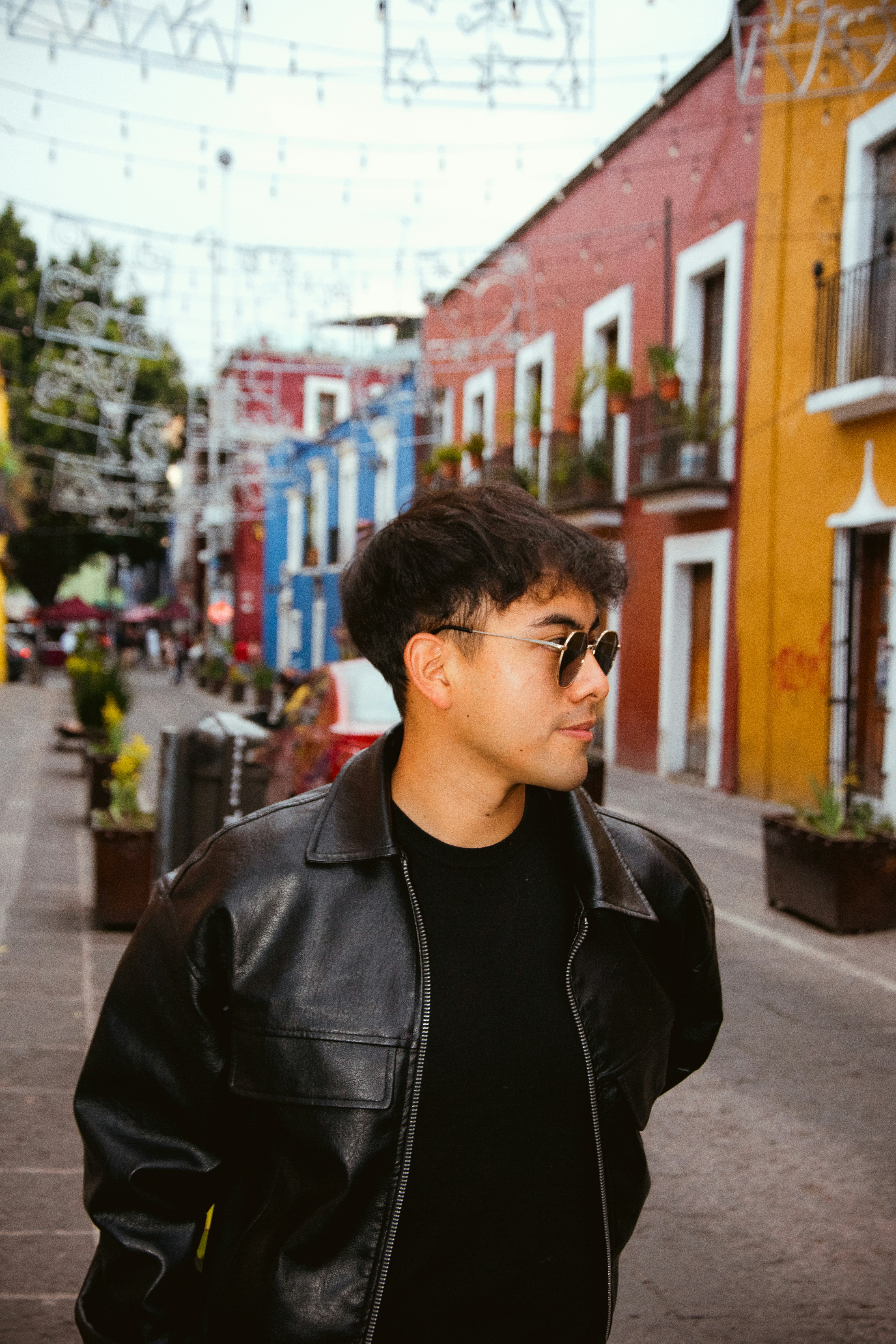 Fotomural Man in leather jacket on colorful street