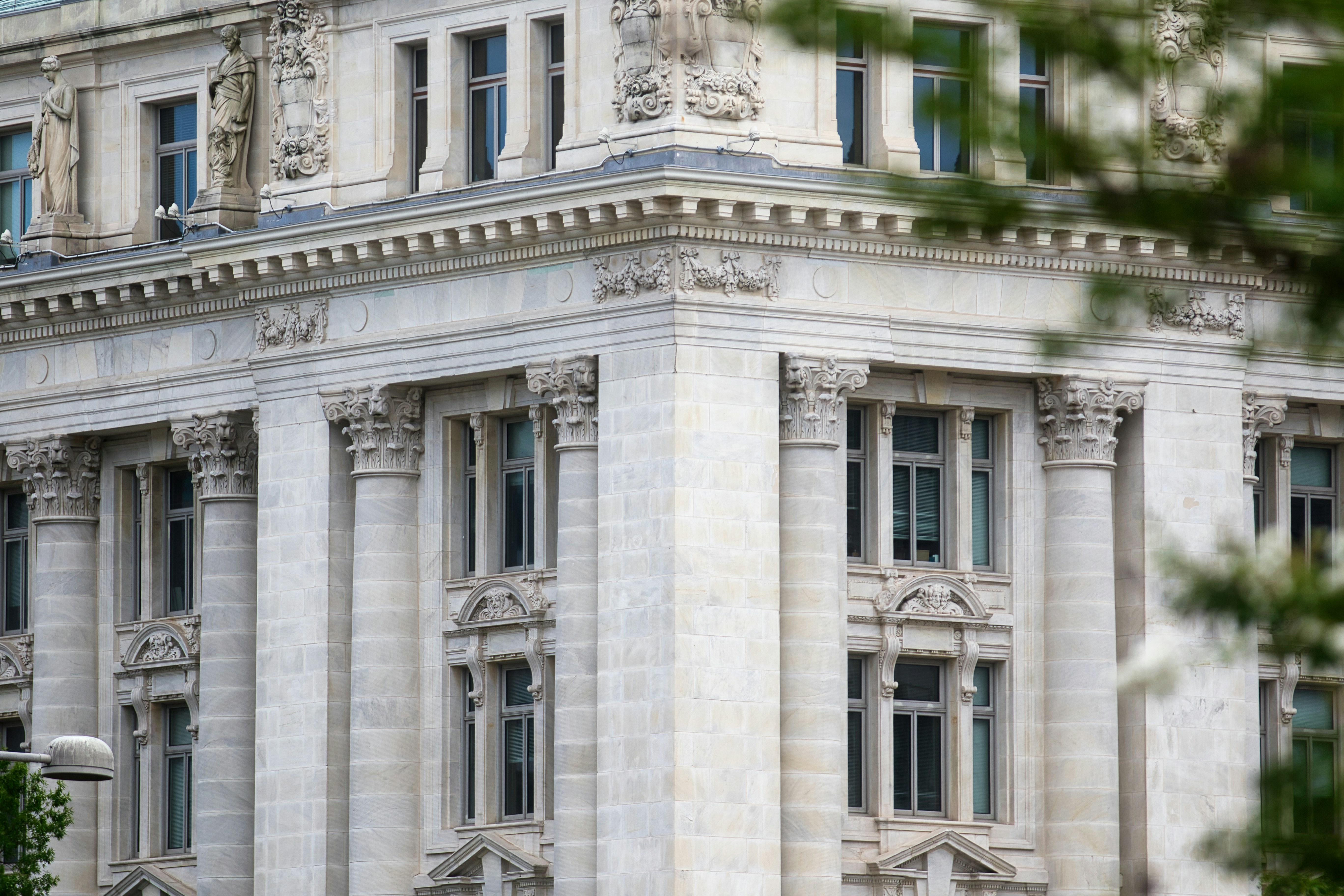 French 30-Year Yield Hits Multi-Year High as Euro Zone Spread Widens