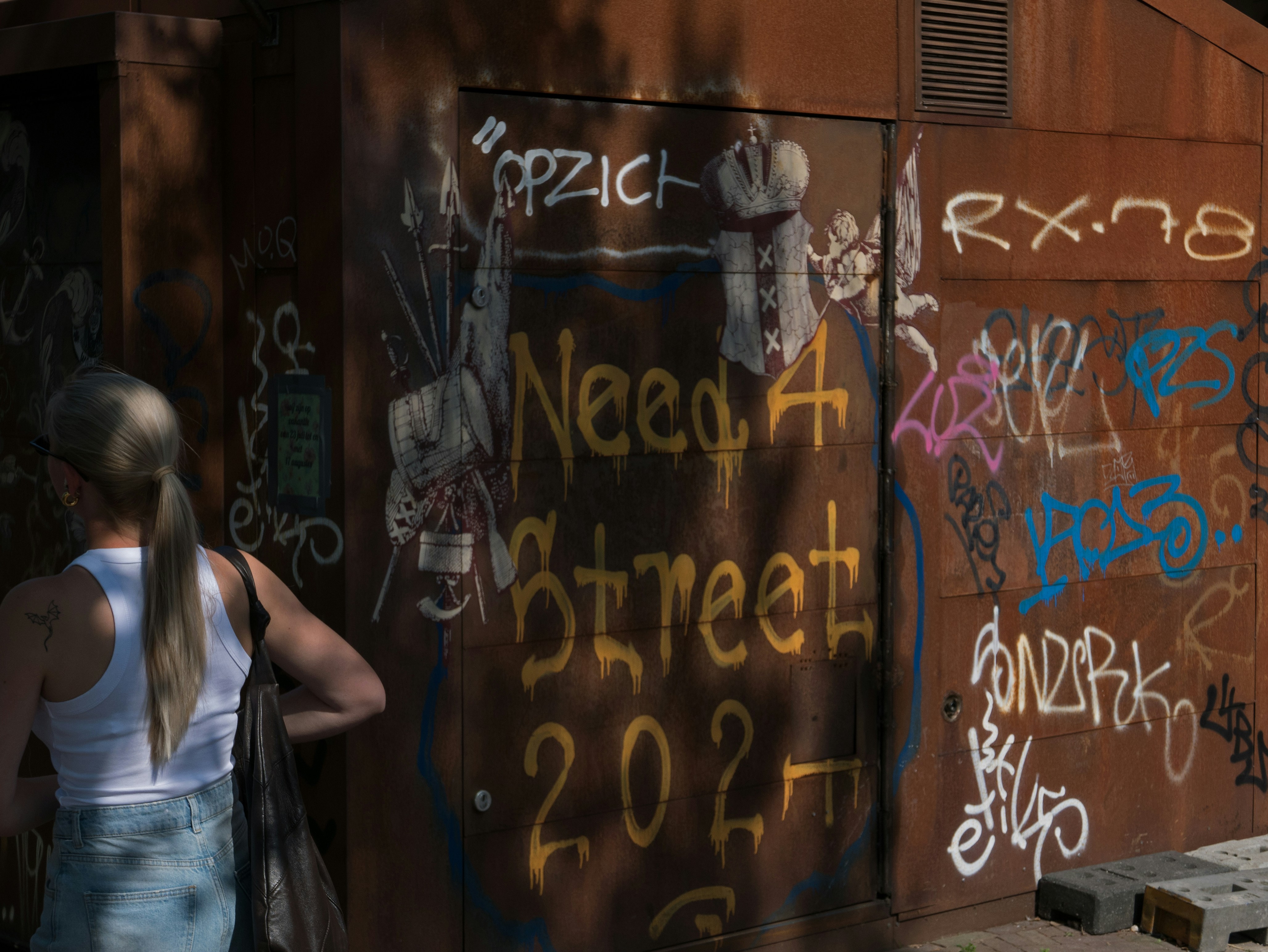 Una persona pasa junto a un muro con