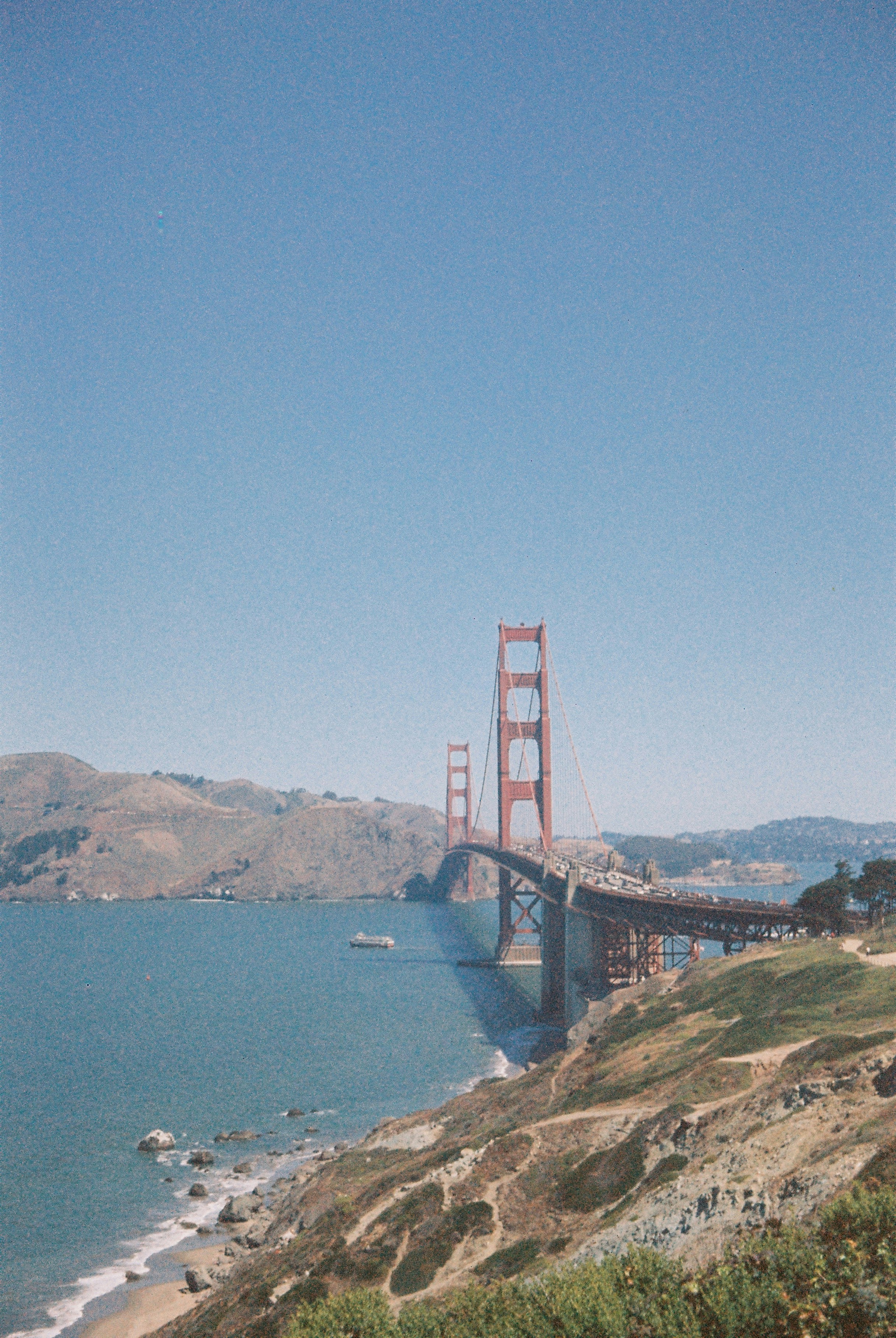 Le Golden Gate Bridge enjambe la baie à San Francisco sous un ciel dégagé.
