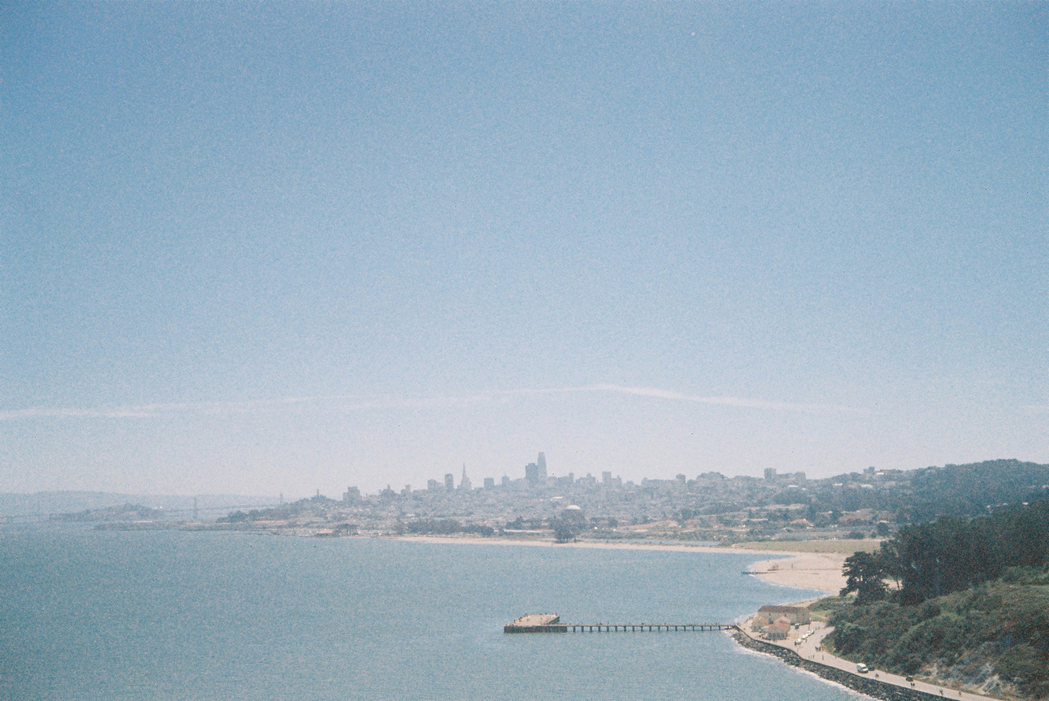 Une vue lointaine de la ligne d’horizon de San Francisco à travers la baie.
