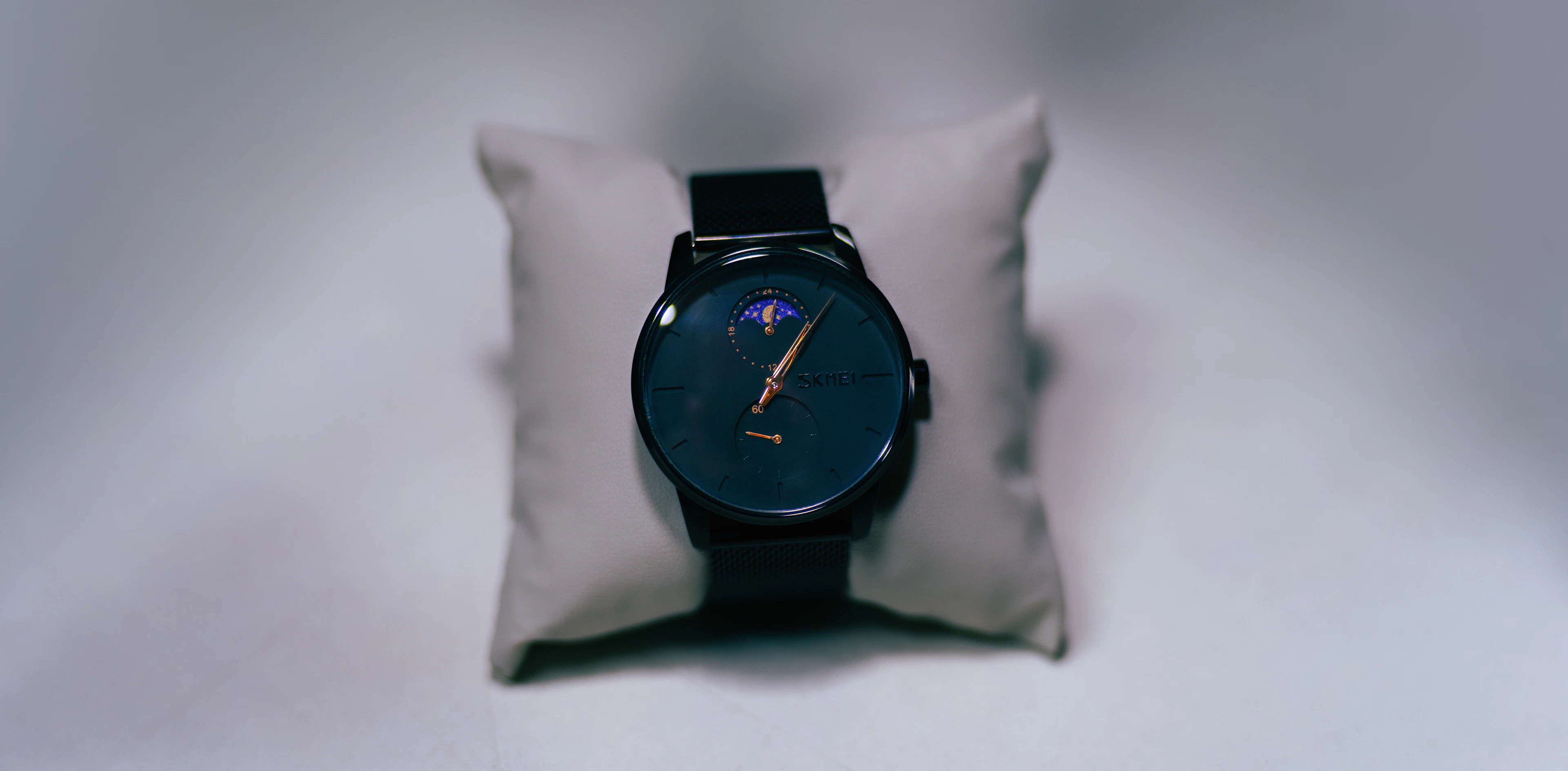 Minimalist Leather Strap Watch – view 3