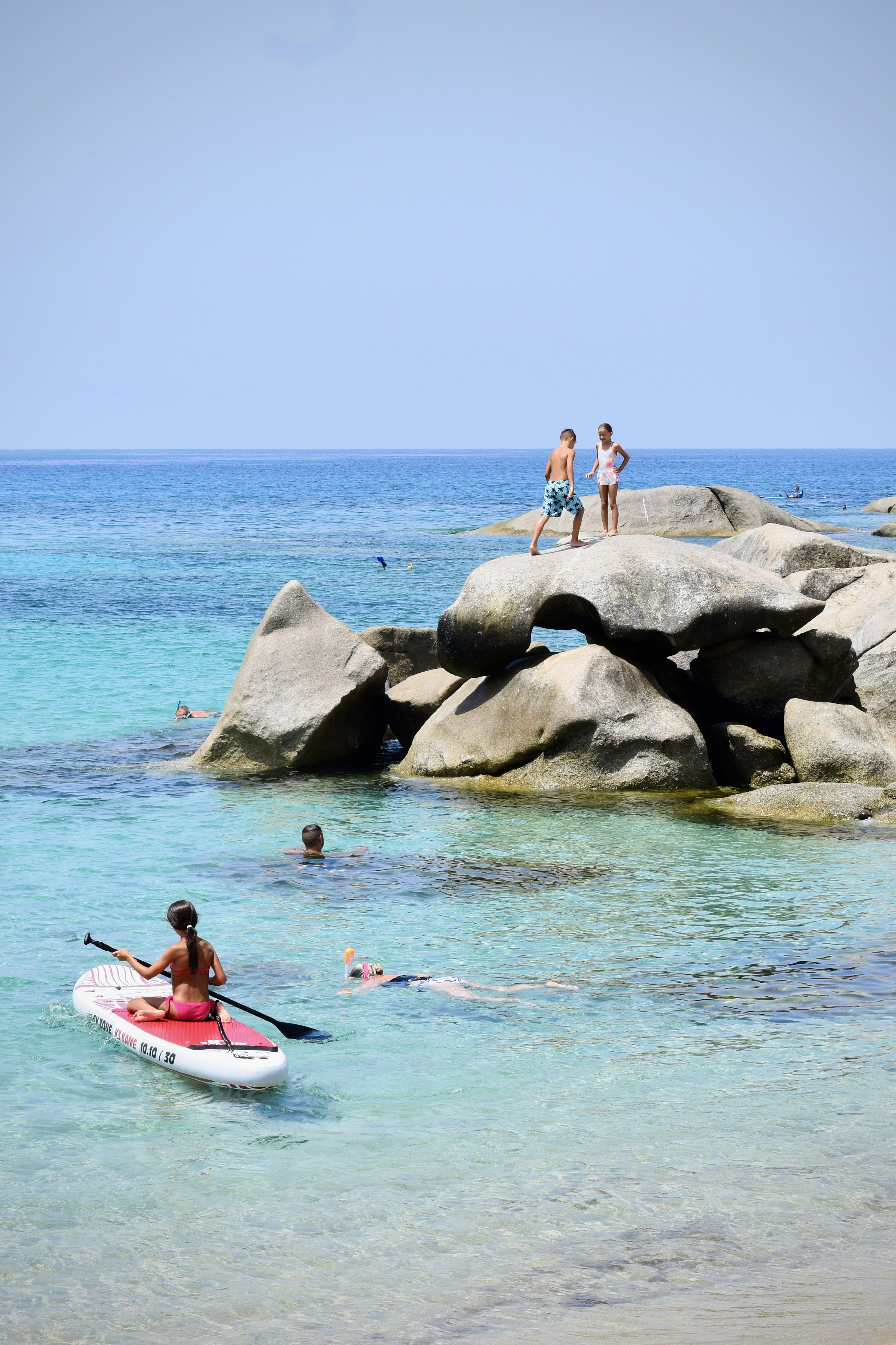 Fethiye deniz SUP - sakin koyda SUP kullanan kişi